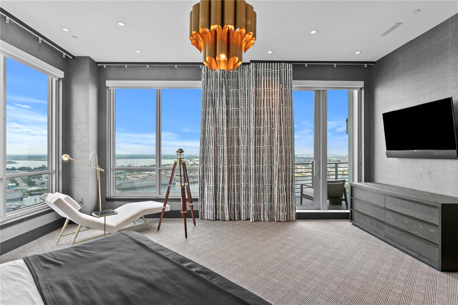 TB8352568 Property Photo