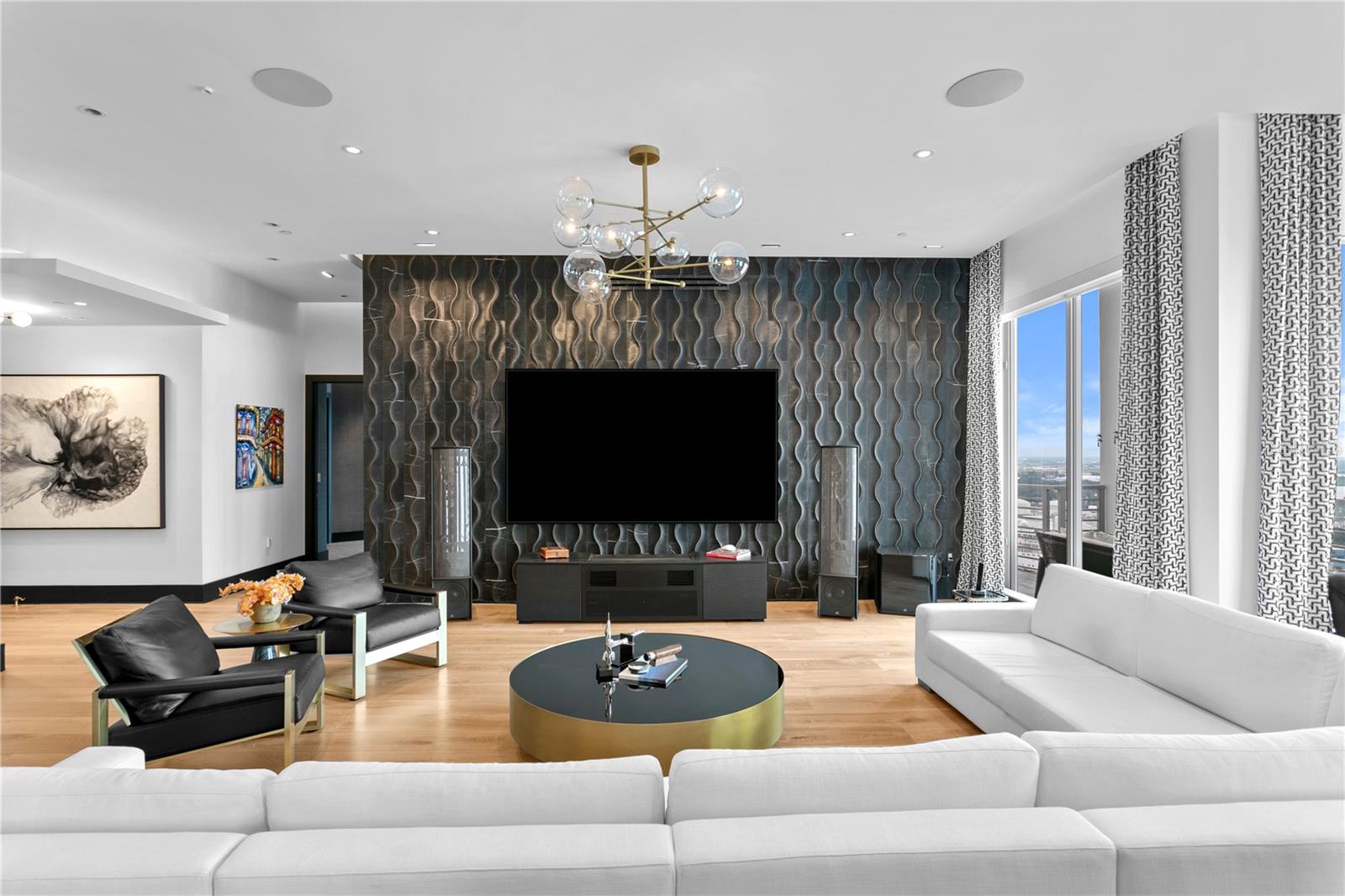 TB8352568 Property Photo