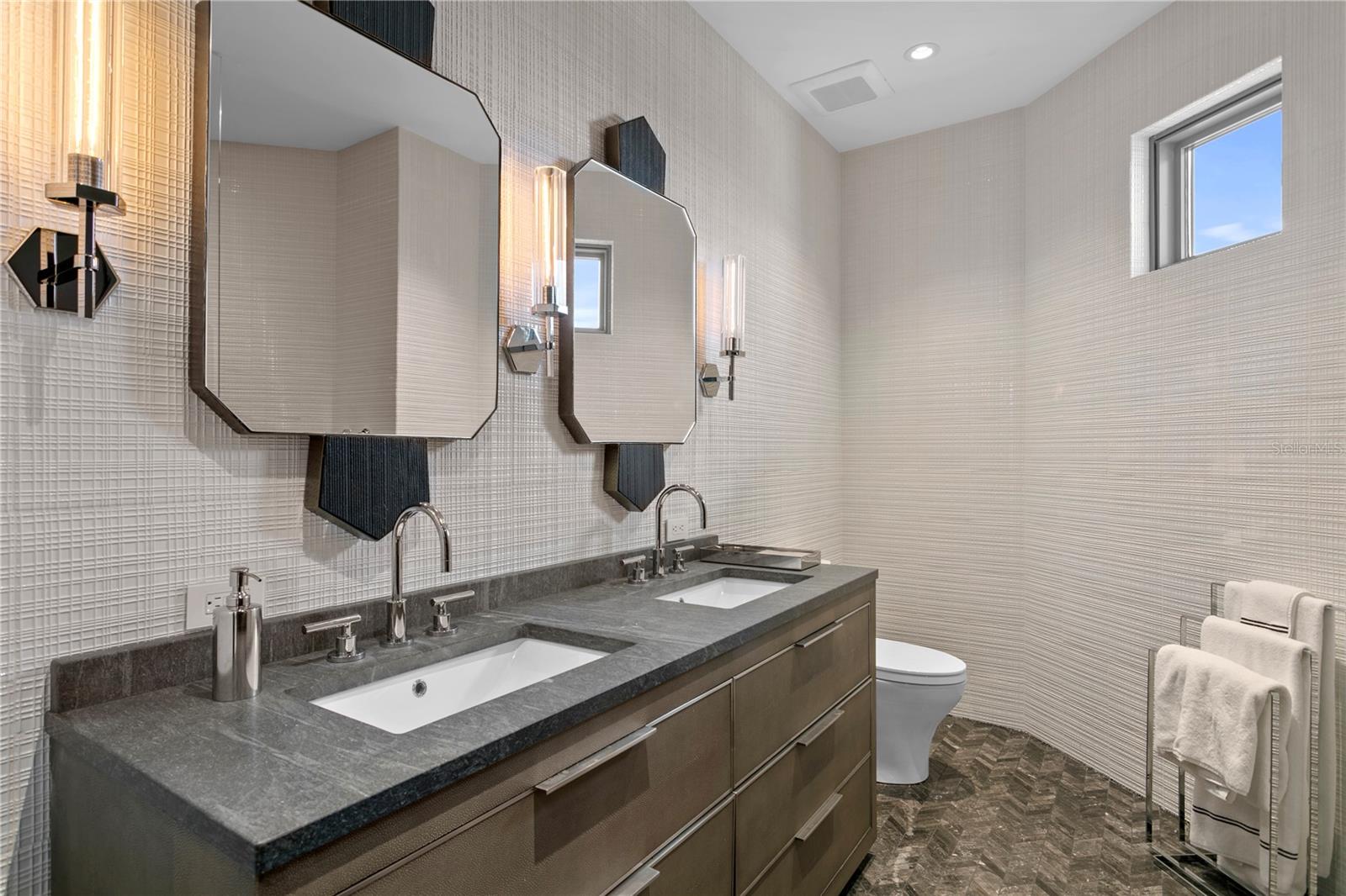 TB8352568 Property Photo