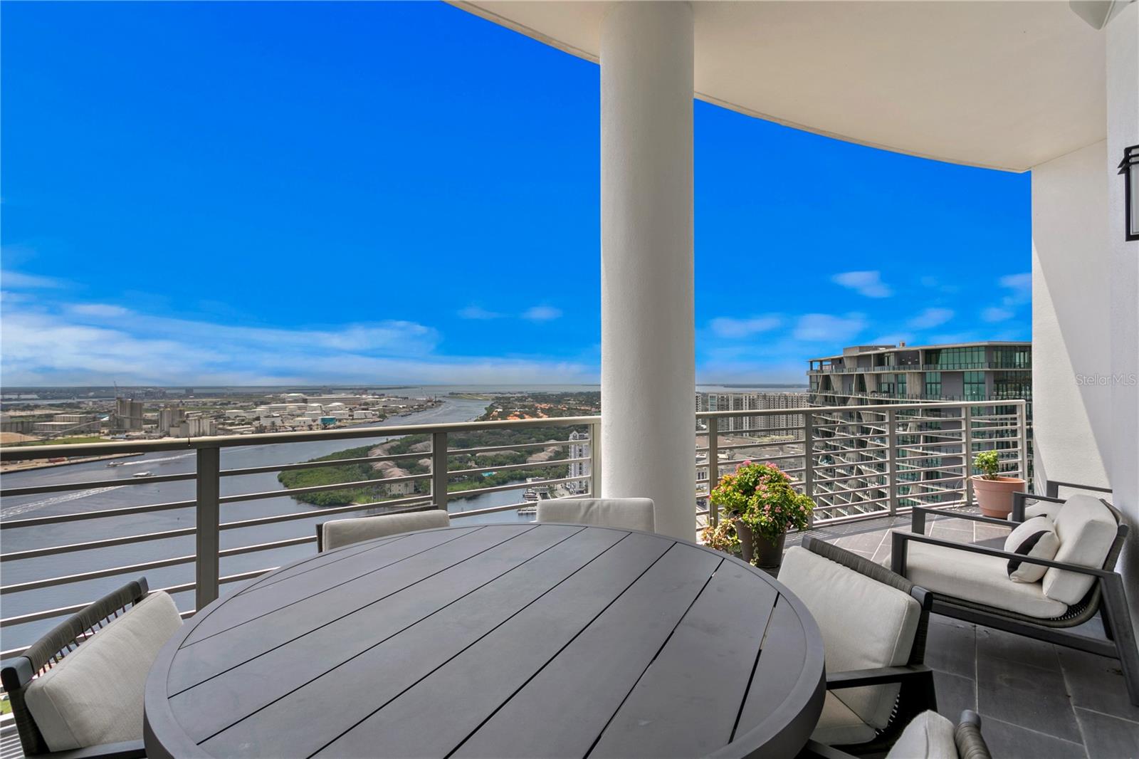 TB8352568 Property Photo