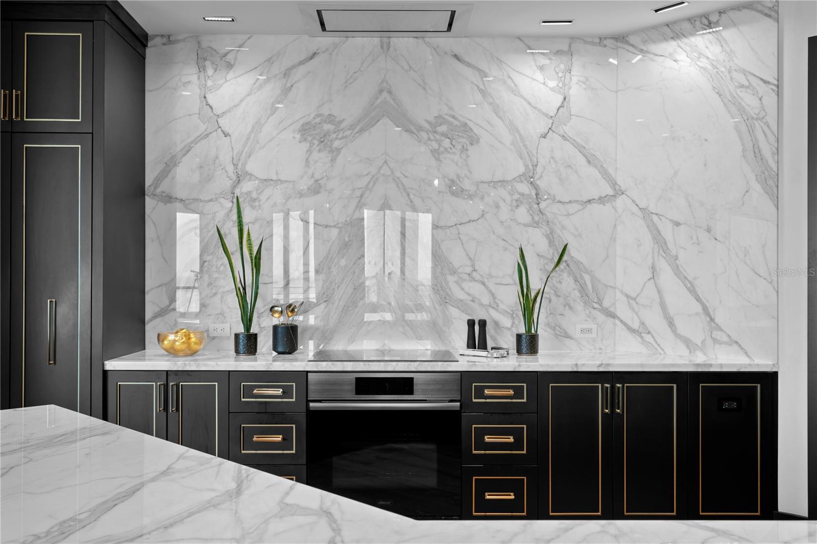 TB8352568 Property Photo