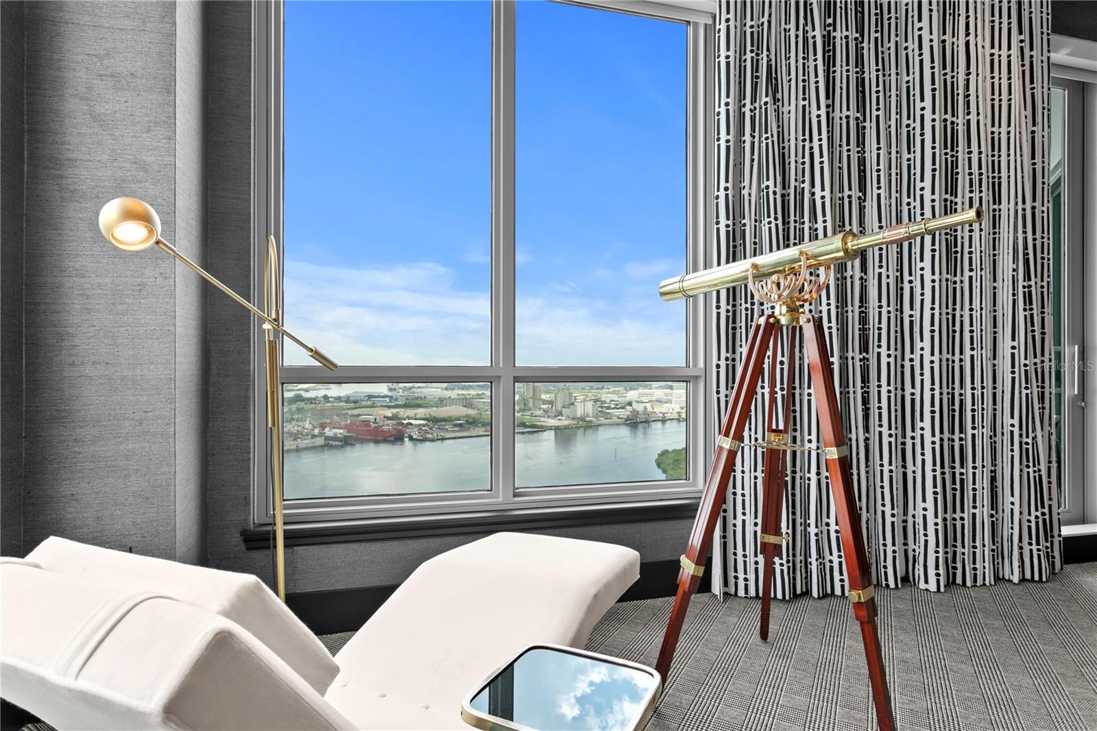 TB8352568 Property Photo