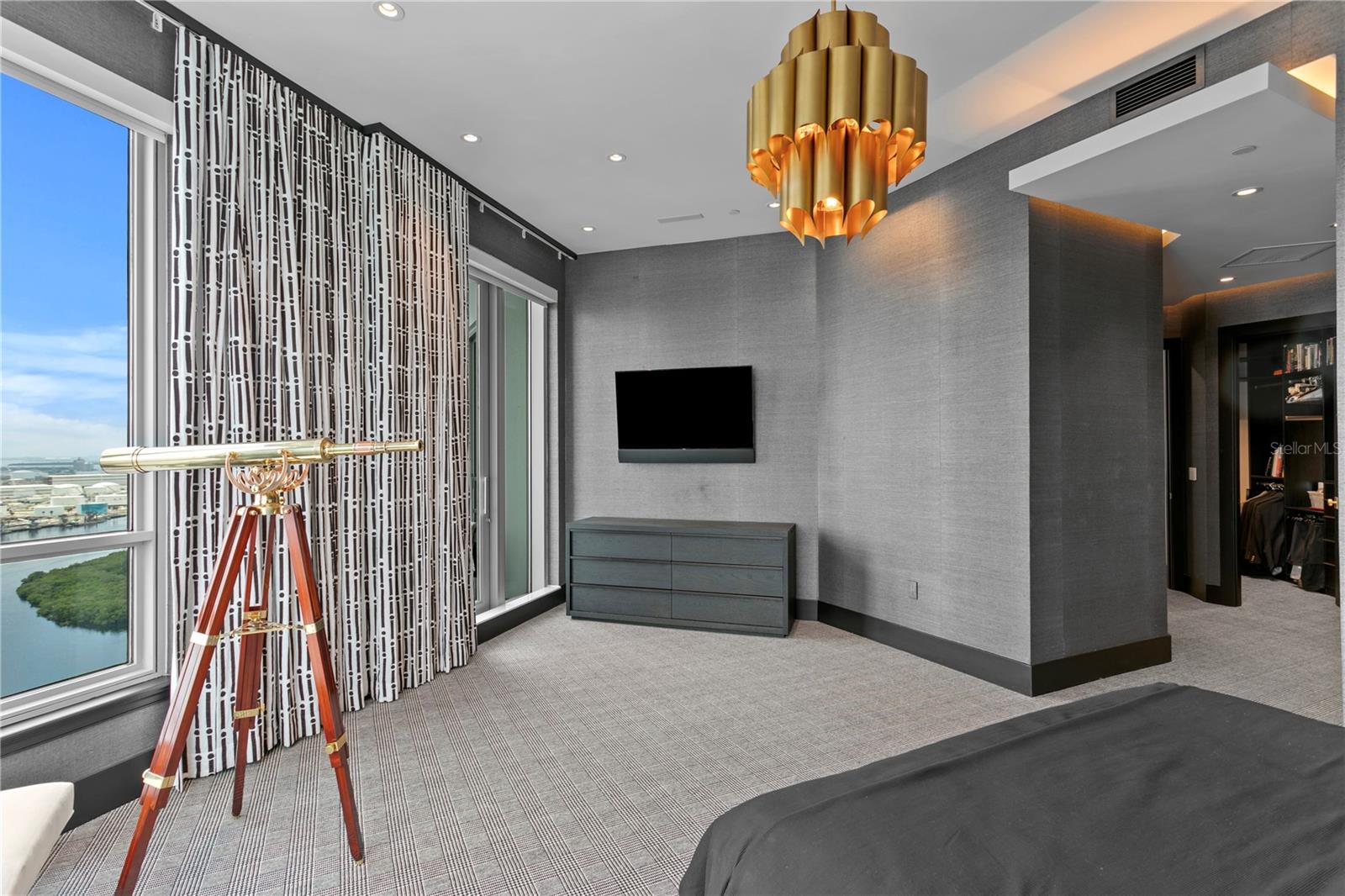 TB8352568 Property Photo