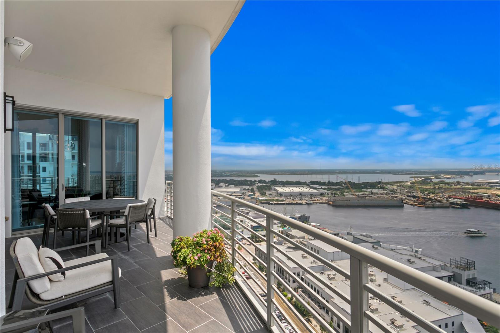 TB8352568 Property Photo