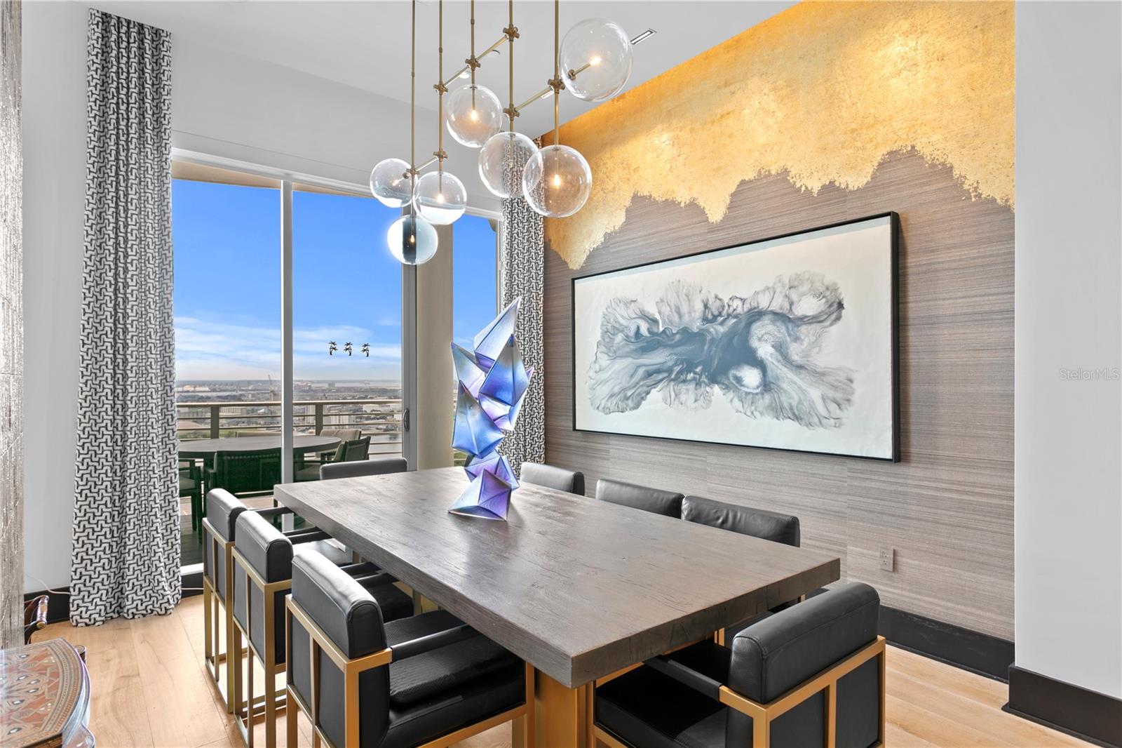 TB8352568 Property Photo