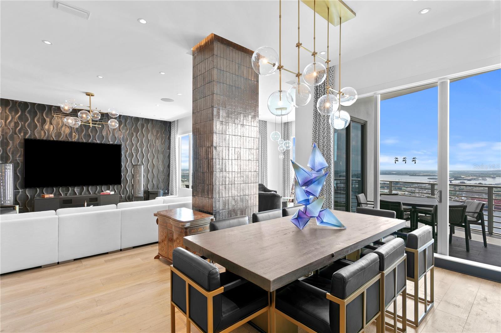 TB8352568 Property Photo