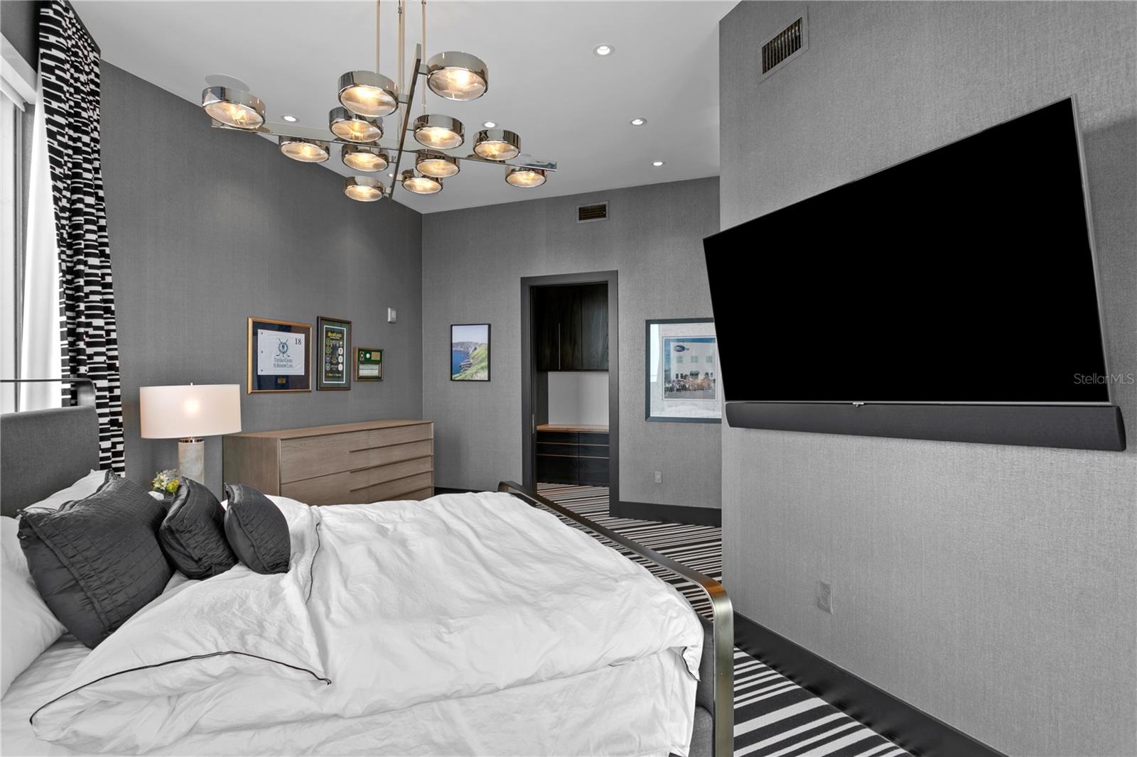 TB8352568 Property Photo