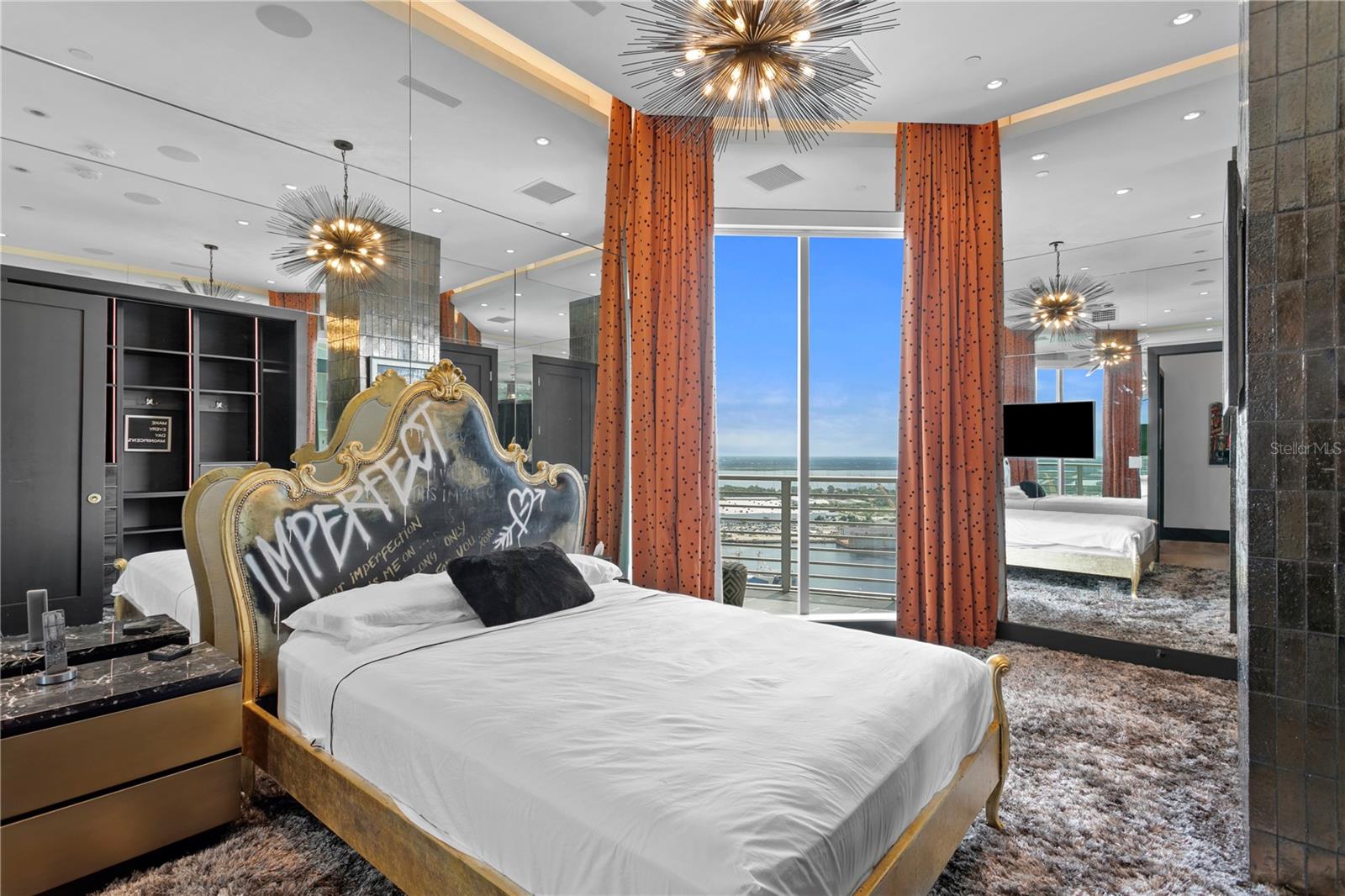 TB8352568 Property Photo