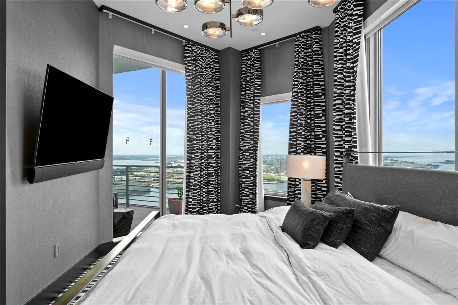 TB8352568 Property Photo