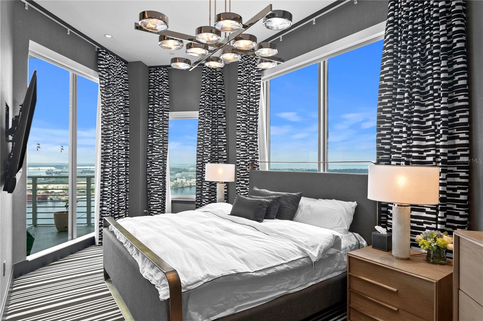 TB8352568 Property Photo