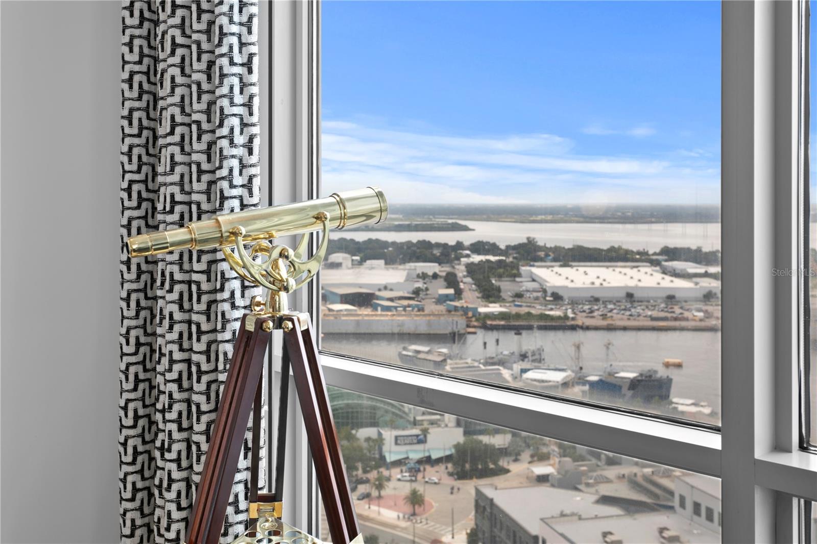 TB8352568 Property Photo