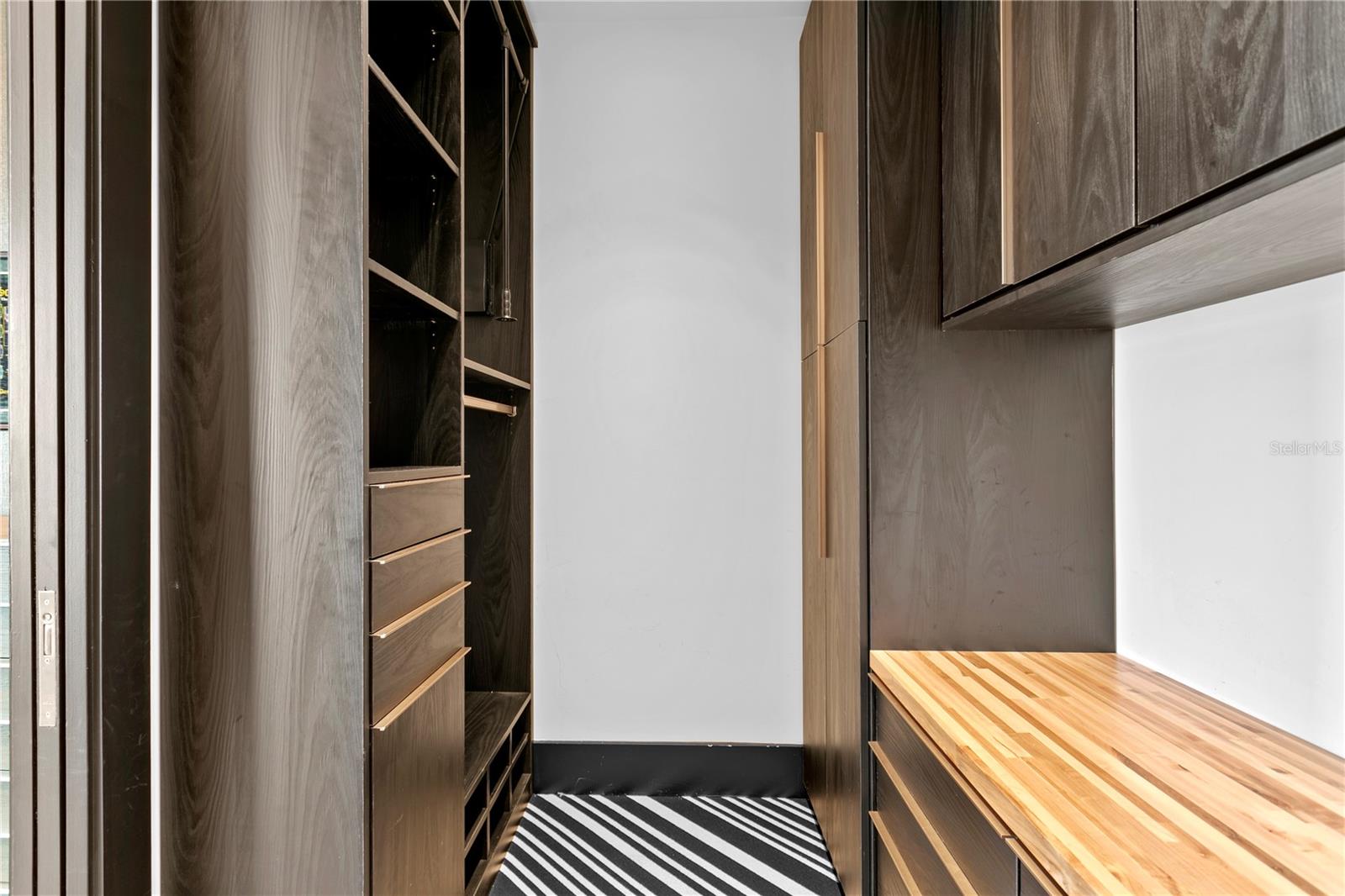 TB8352568 Property Photo