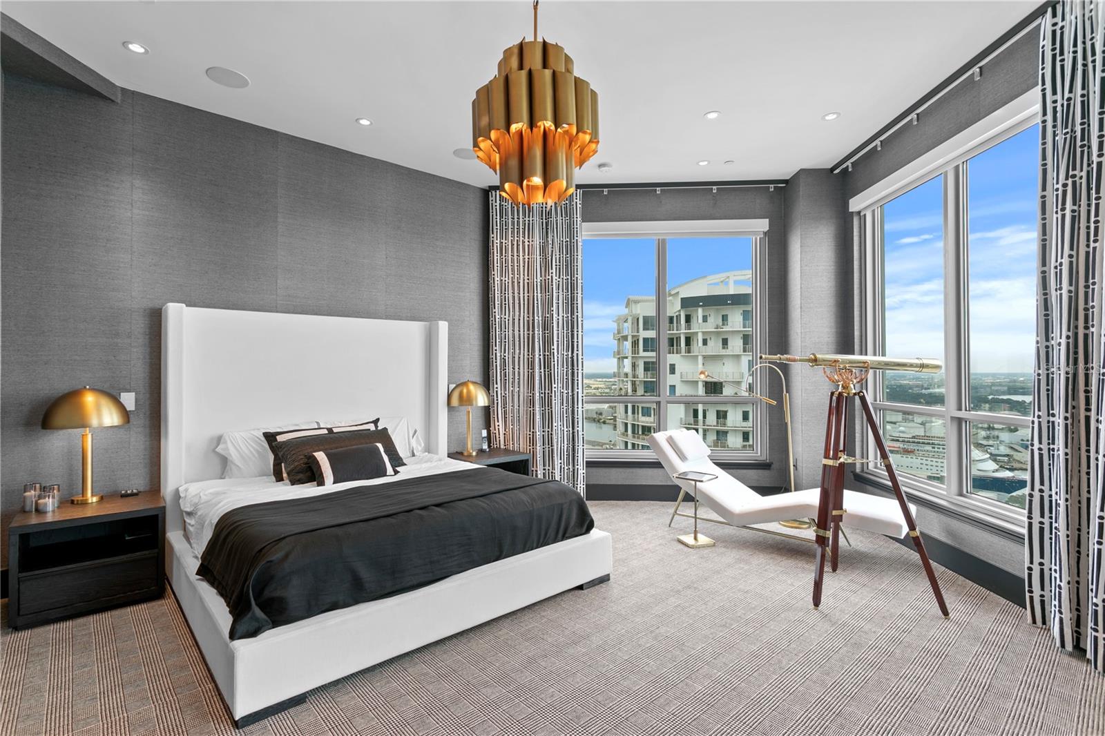 TB8352568 Property Photo