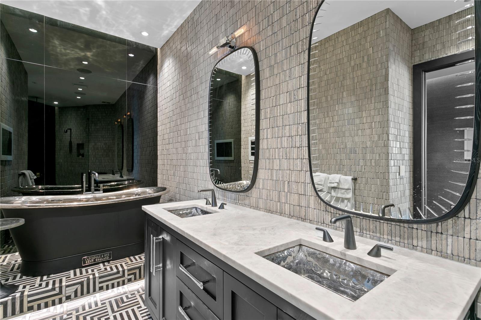 TB8352568 Property Photo