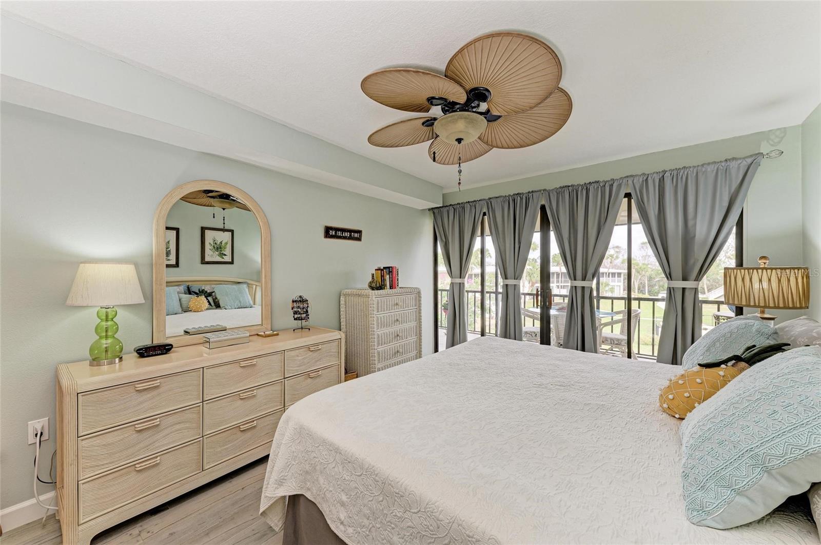 3805 E BAY DR #301, HOLMES BEACH, FL, 34217