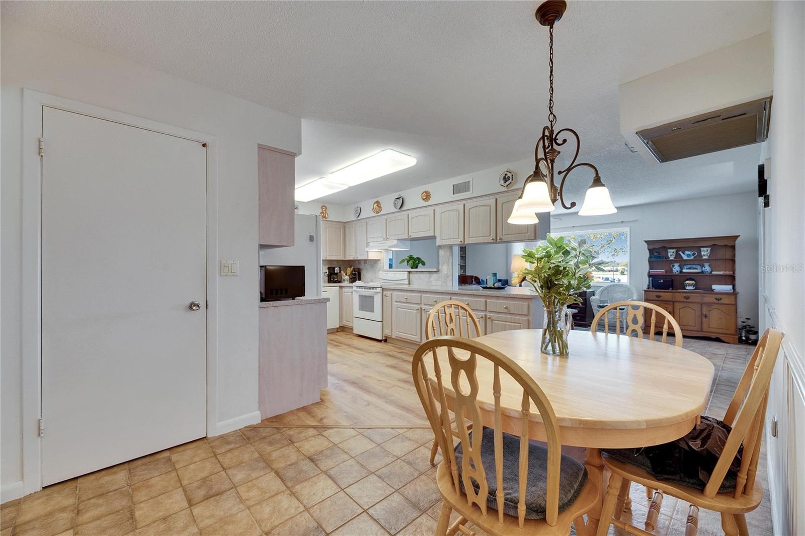 1504 VALLEY FORGE BLVD, SUN CITY CENTER, FL, 33573