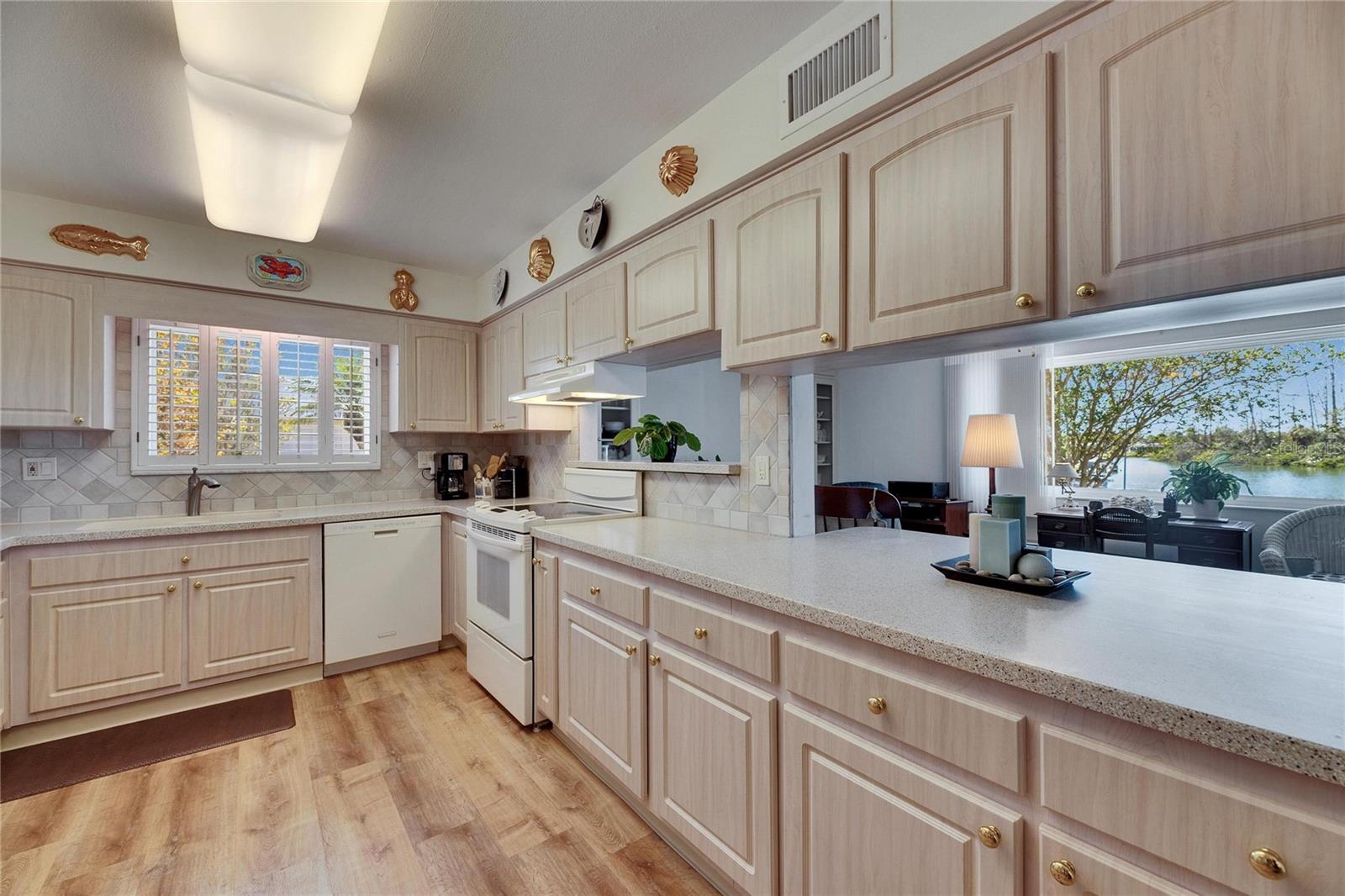 1504 VALLEY FORGE BLVD, SUN CITY CENTER, FL, 33573