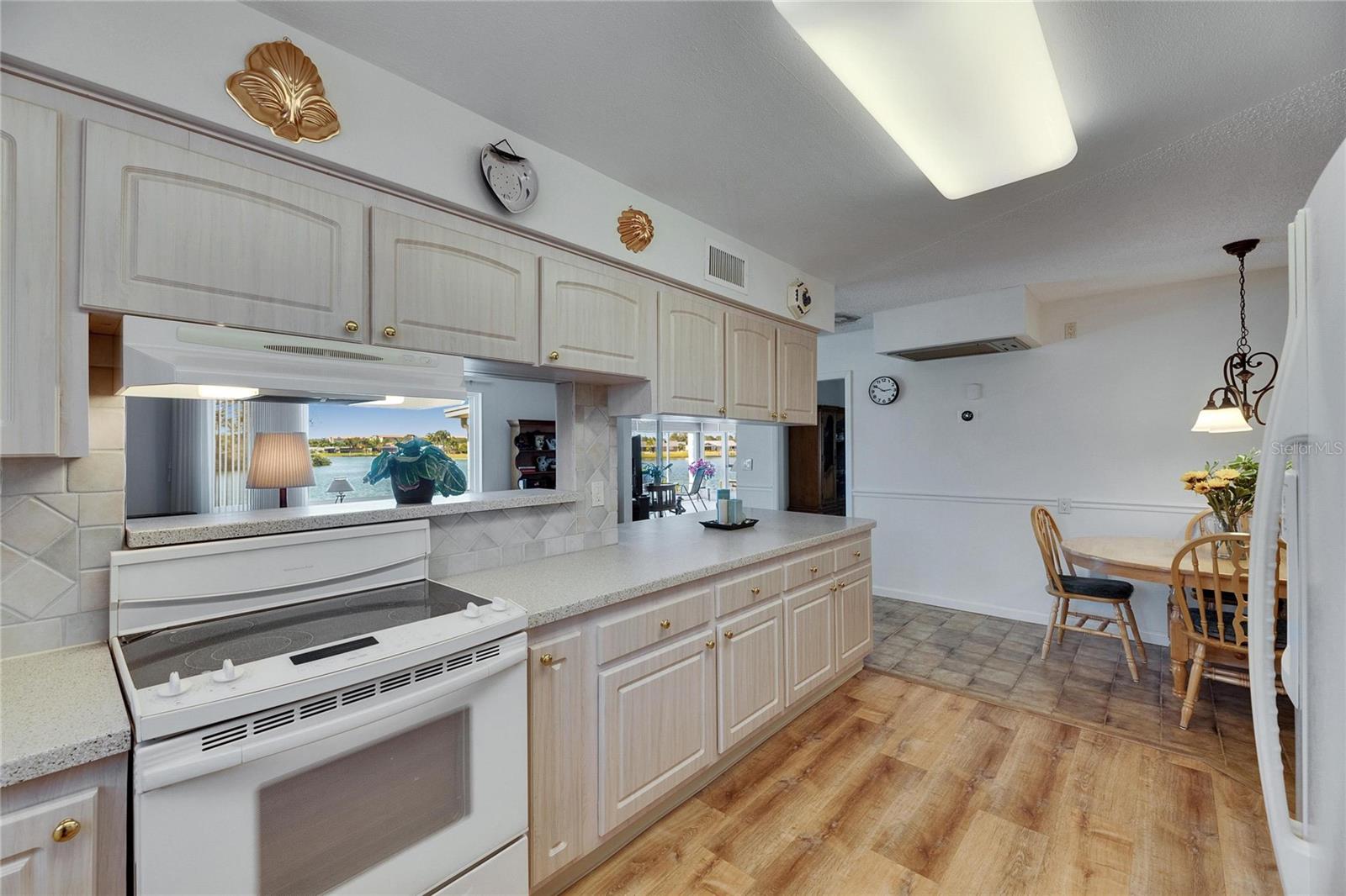 1504 VALLEY FORGE BLVD, SUN CITY CENTER, FL, 33573