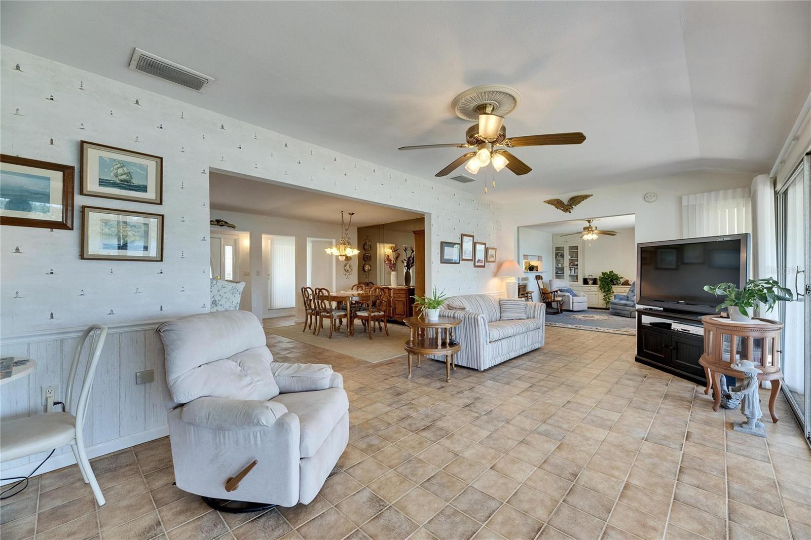 1504 VALLEY FORGE BLVD, SUN CITY CENTER, FL, 33573