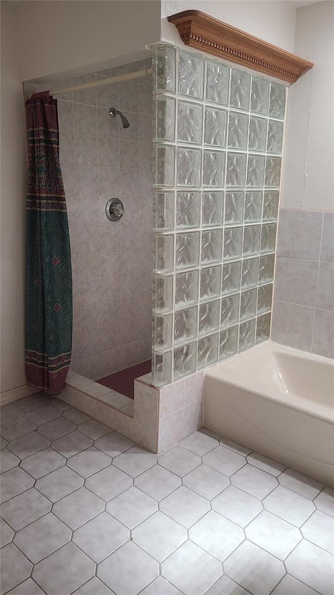 8404 BARRETT PL, TAMPA, FL, 33617