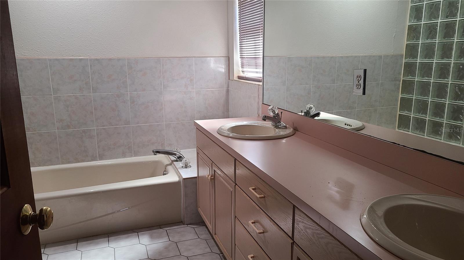 8404 BARRETT PL, TAMPA, FL, 33617