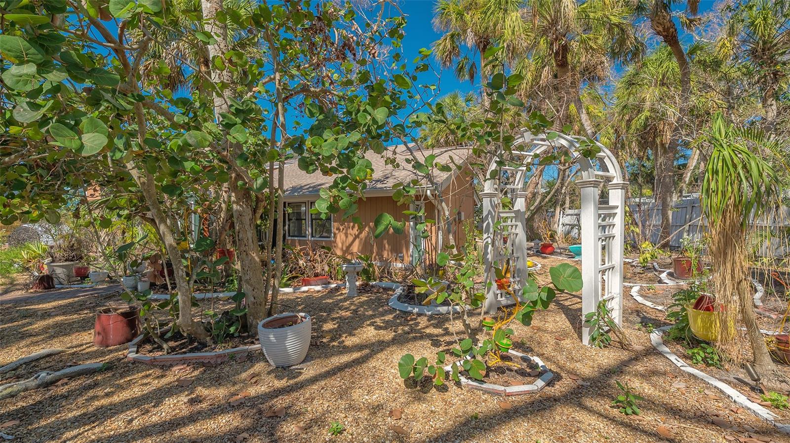 813 PLYMOUTH ST, SARASOTA, FL, 34242