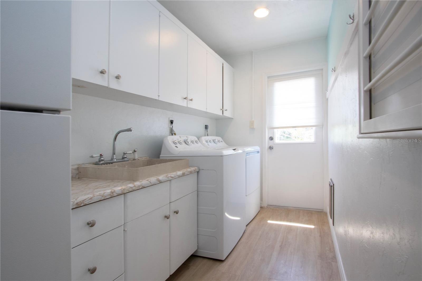 2466 BREAKWATER CIR, SARASOTA, FL, 34231