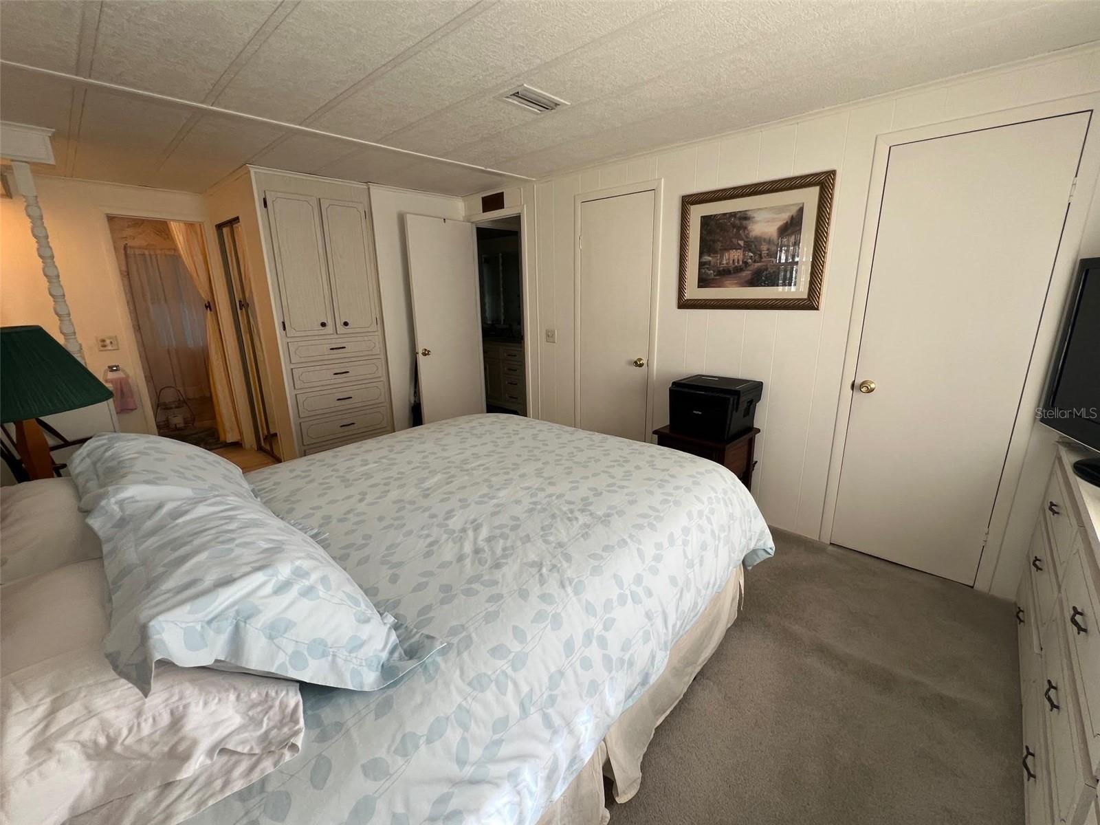 TB8353889 Property Photo