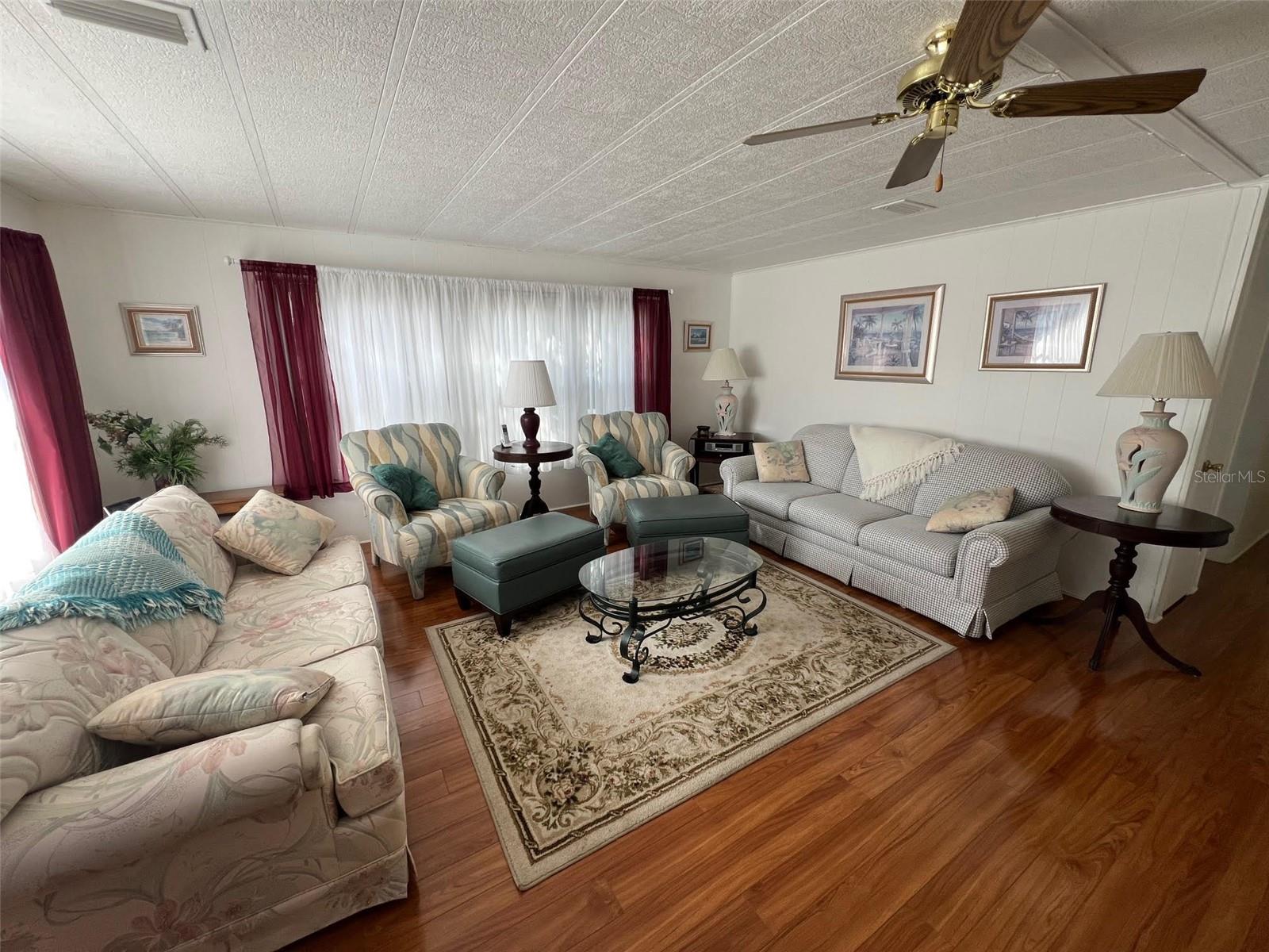 TB8353889 Property Photo