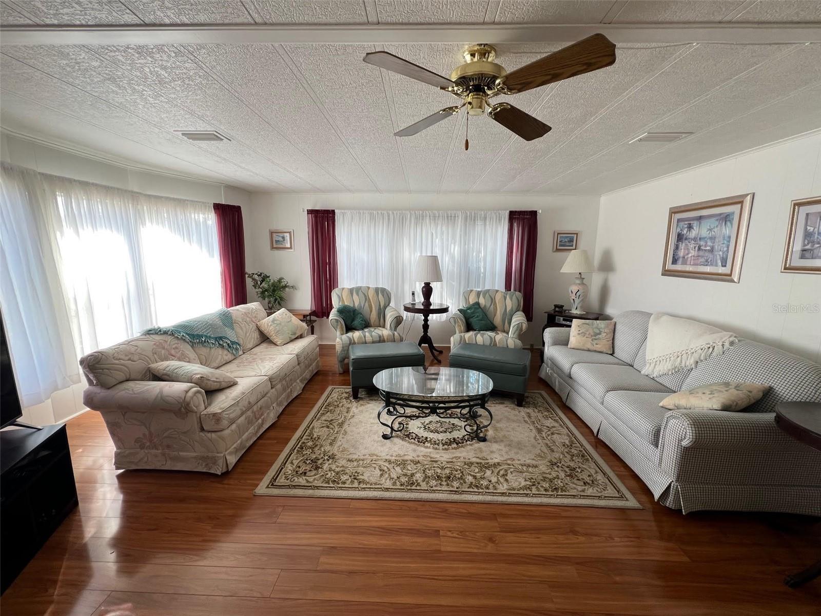 TB8353889 Property Photo