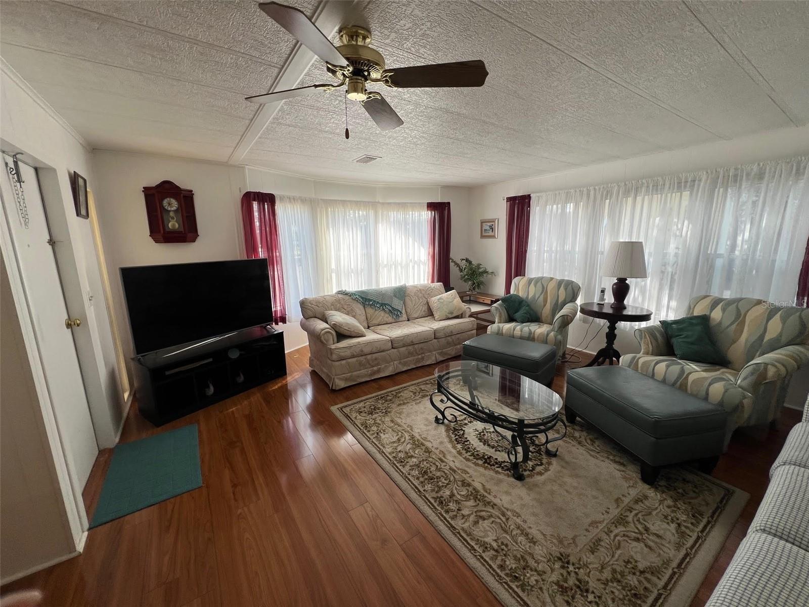 TB8353889 Property Photo