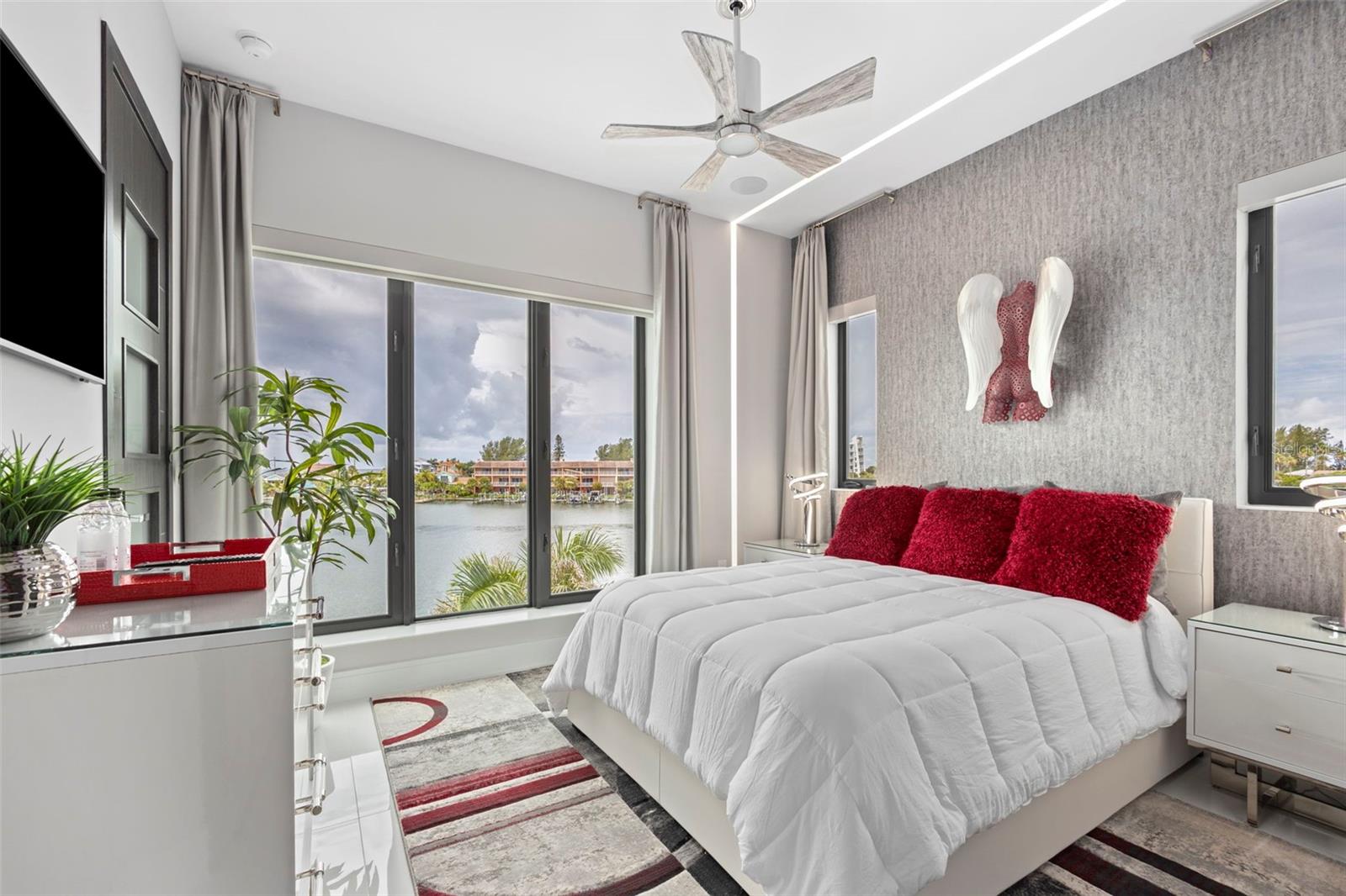 10100 TARPON DR, TREASURE ISLAND, FL, 33706