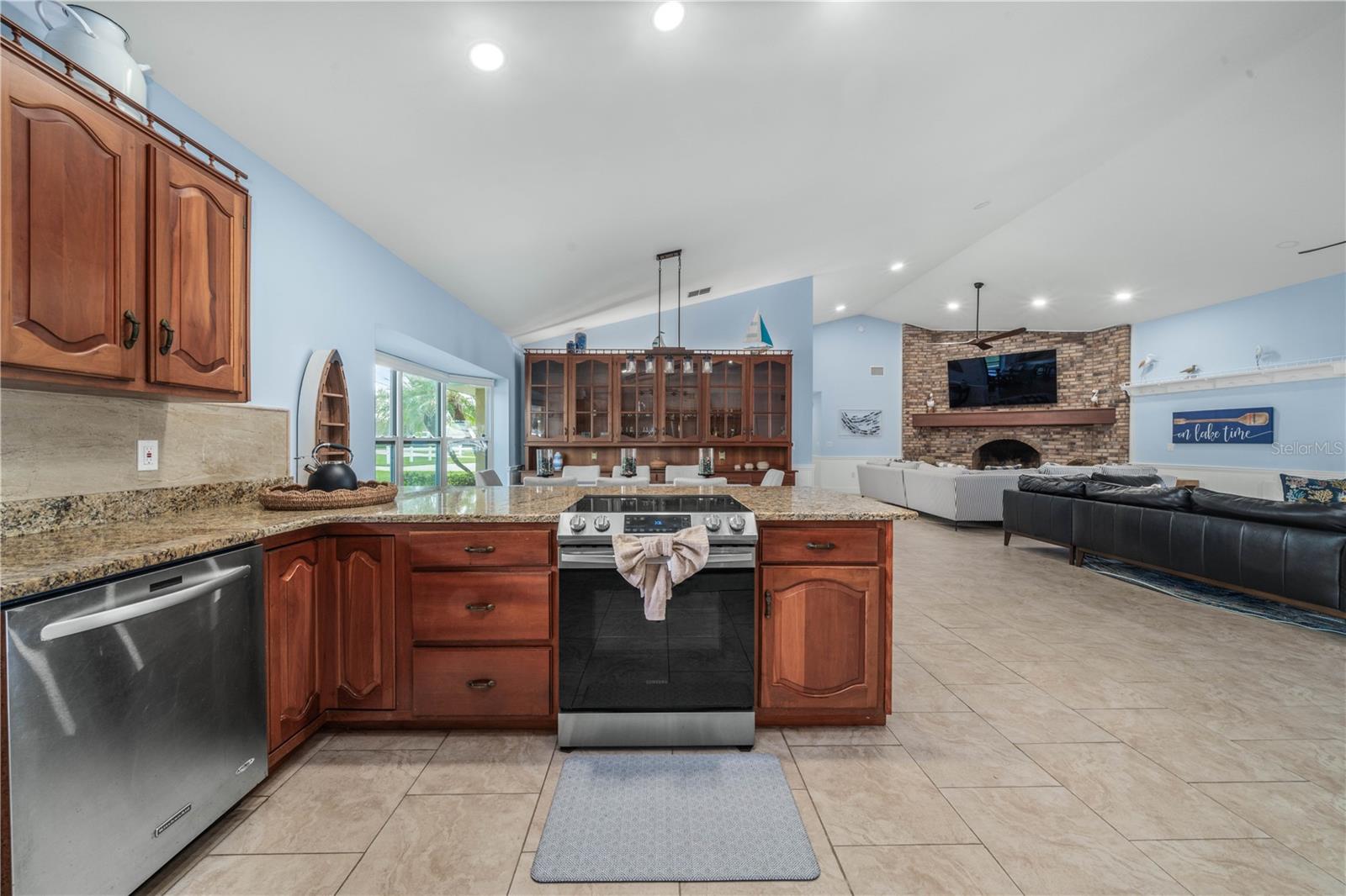 922 LAKE DR E, LAKE PLACID, FL, 33852