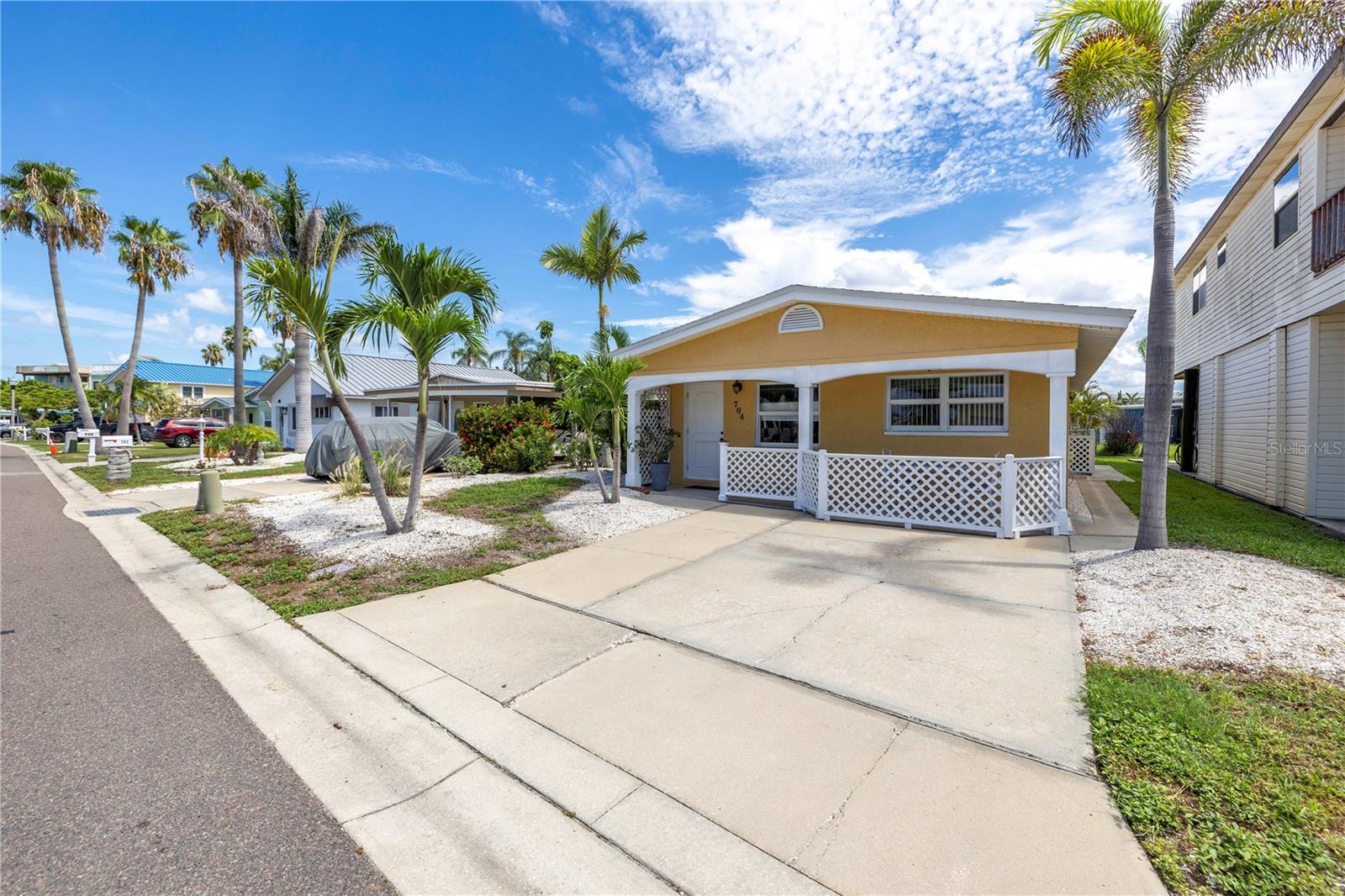 704 180TH AVE E, REDINGTON SHORES, FL, 33708
