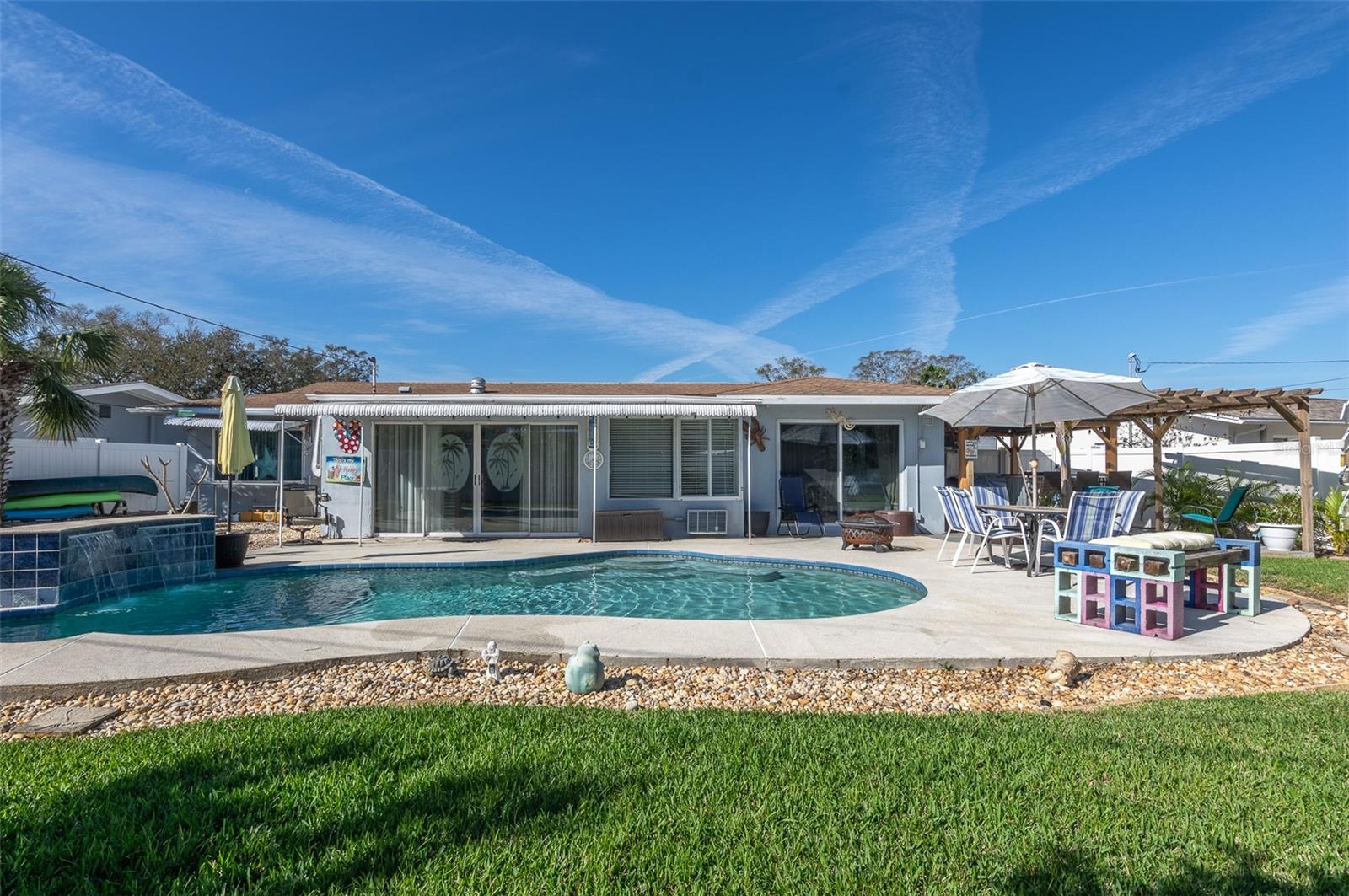 553 E LAKE DR, LARGO, FL, 33771