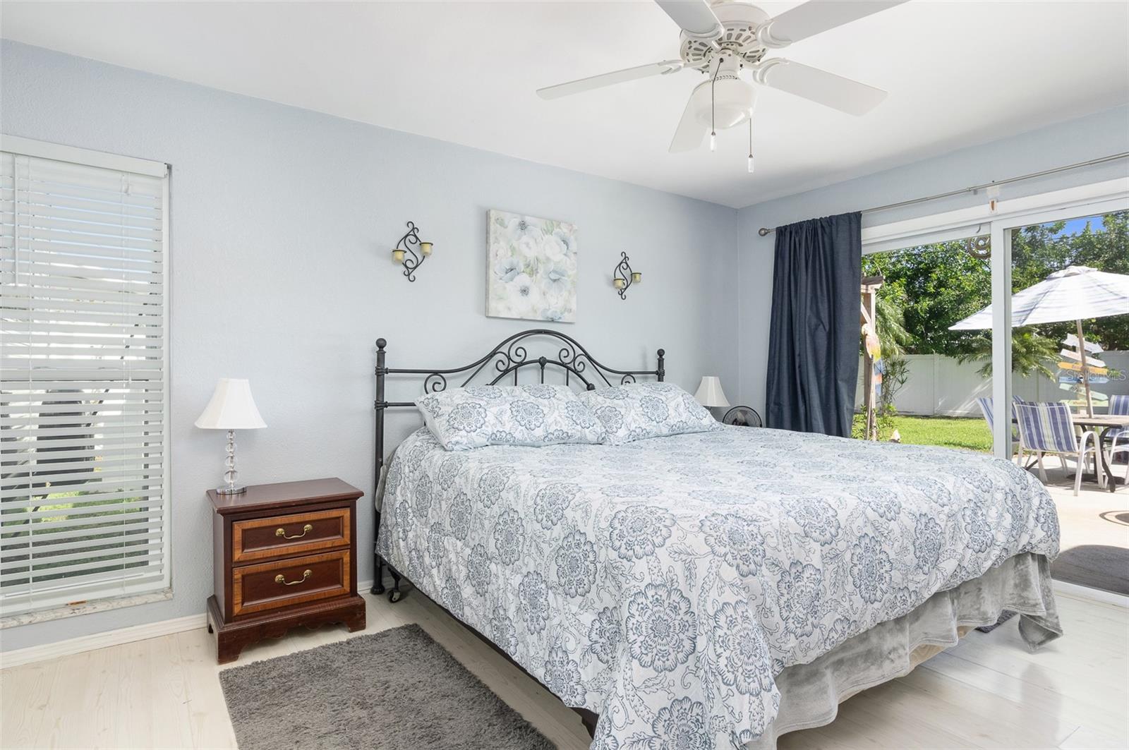 553 E LAKE DR, LARGO, FL, 33771