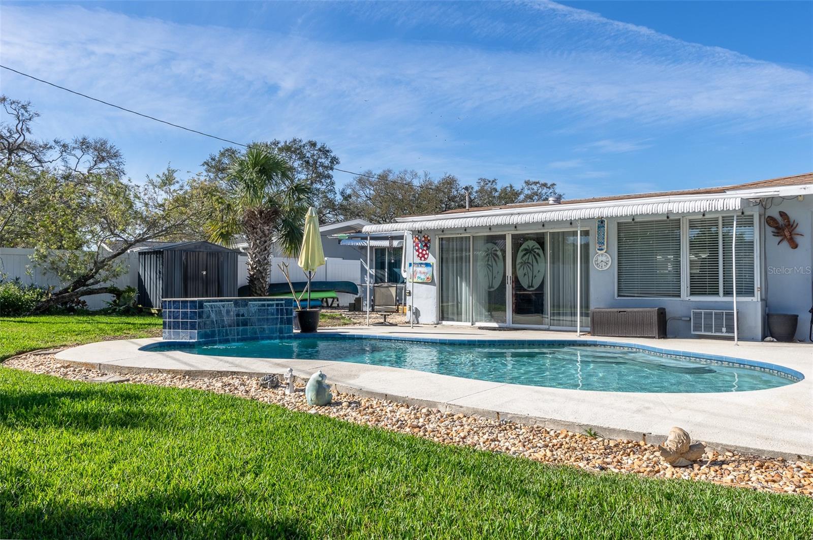 553 E LAKE DR, LARGO, FL, 33771