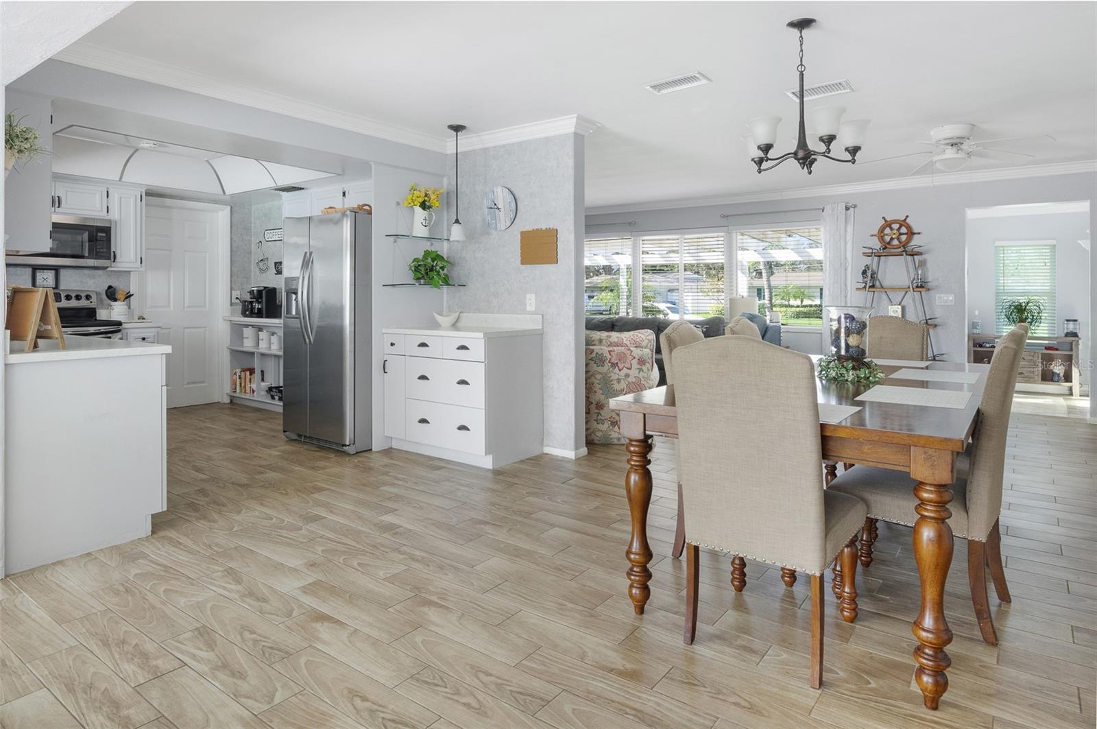 553 E LAKE DR, LARGO, FL, 33771