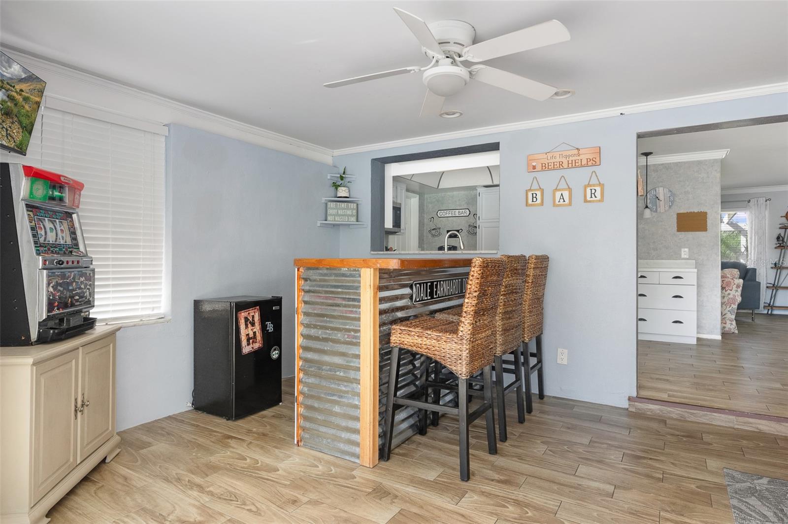 553 E LAKE DR, LARGO, FL, 33771
