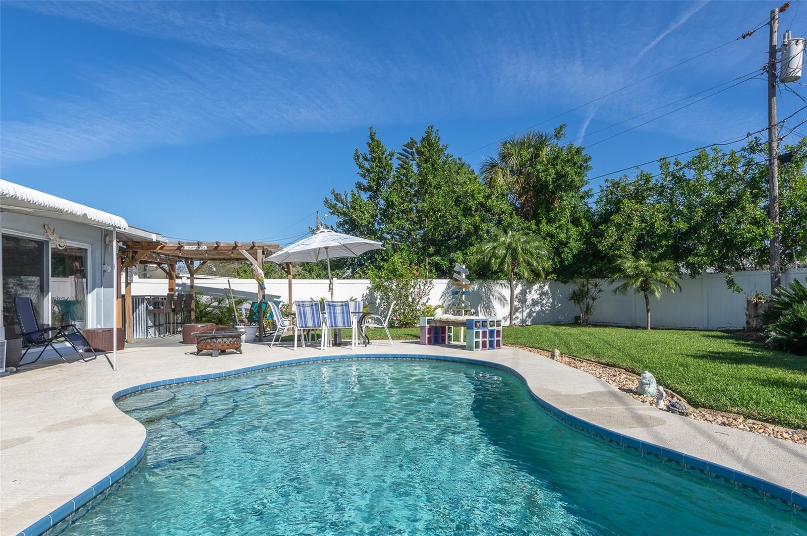 553 E LAKE DR, LARGO, FL, 33771