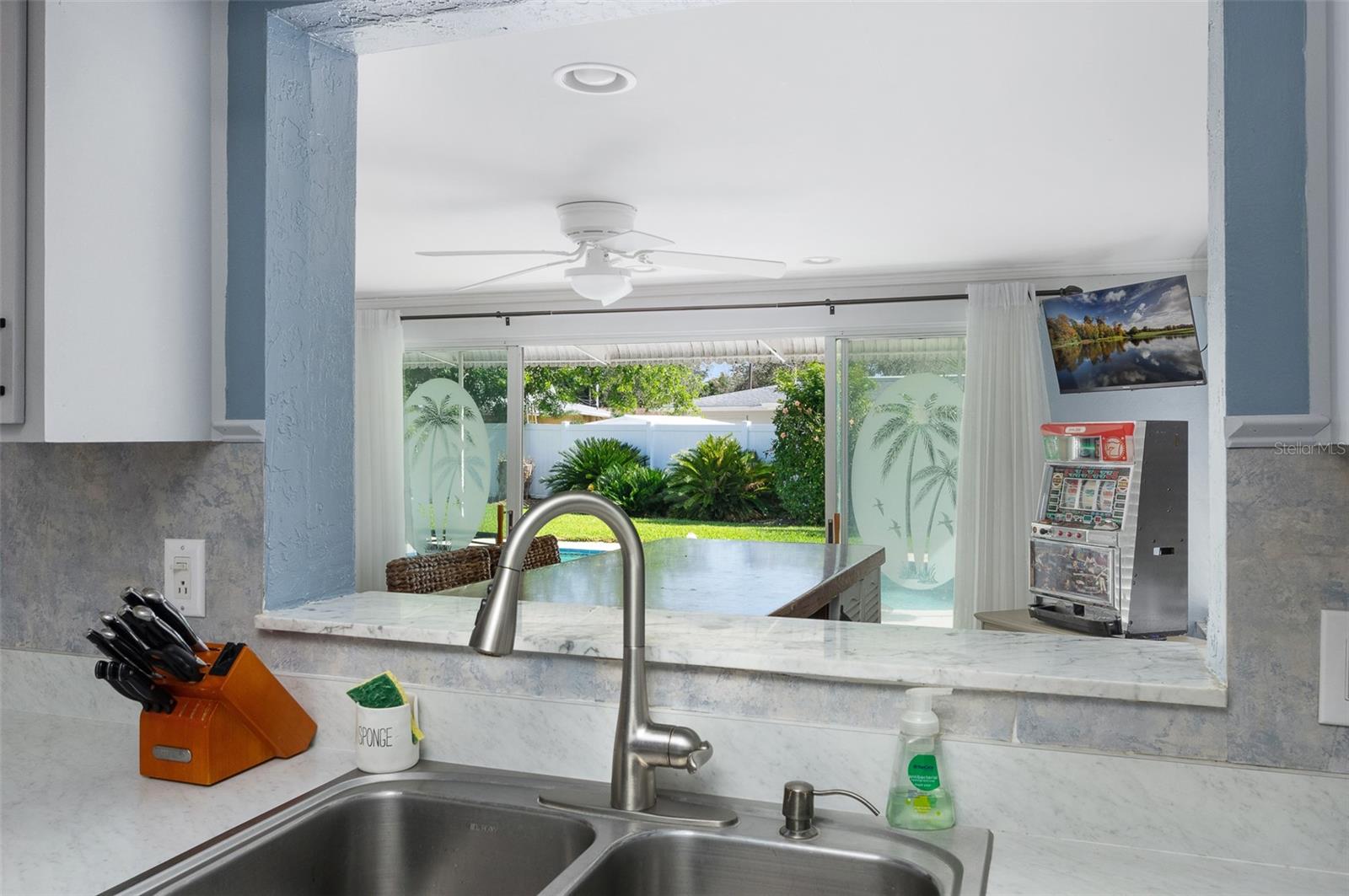 553 E LAKE DR, LARGO, FL, 33771