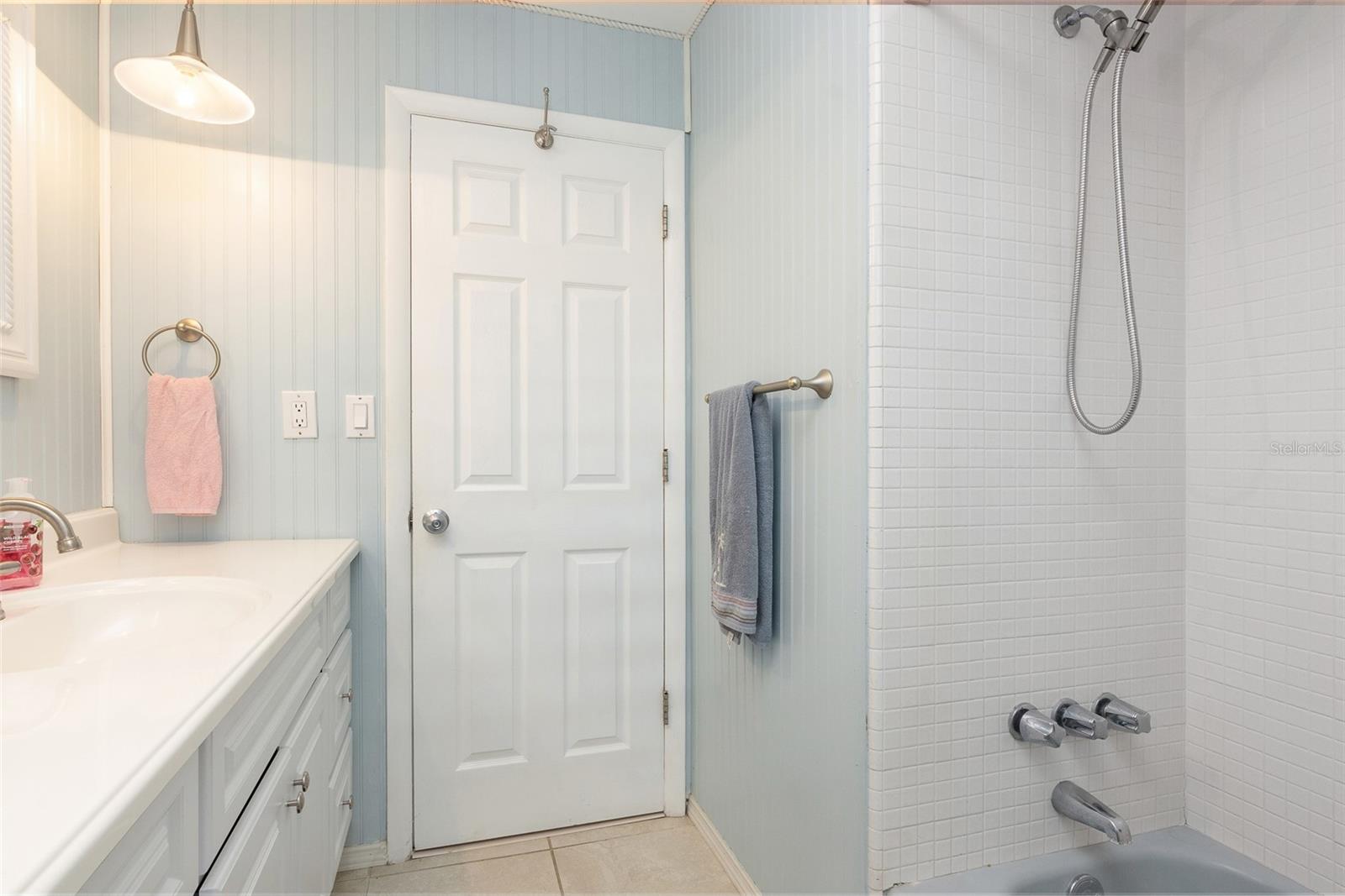 553 E LAKE DR, LARGO, FL, 33771
