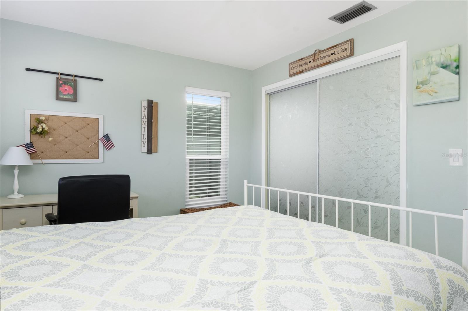 553 E LAKE DR, LARGO, FL, 33771