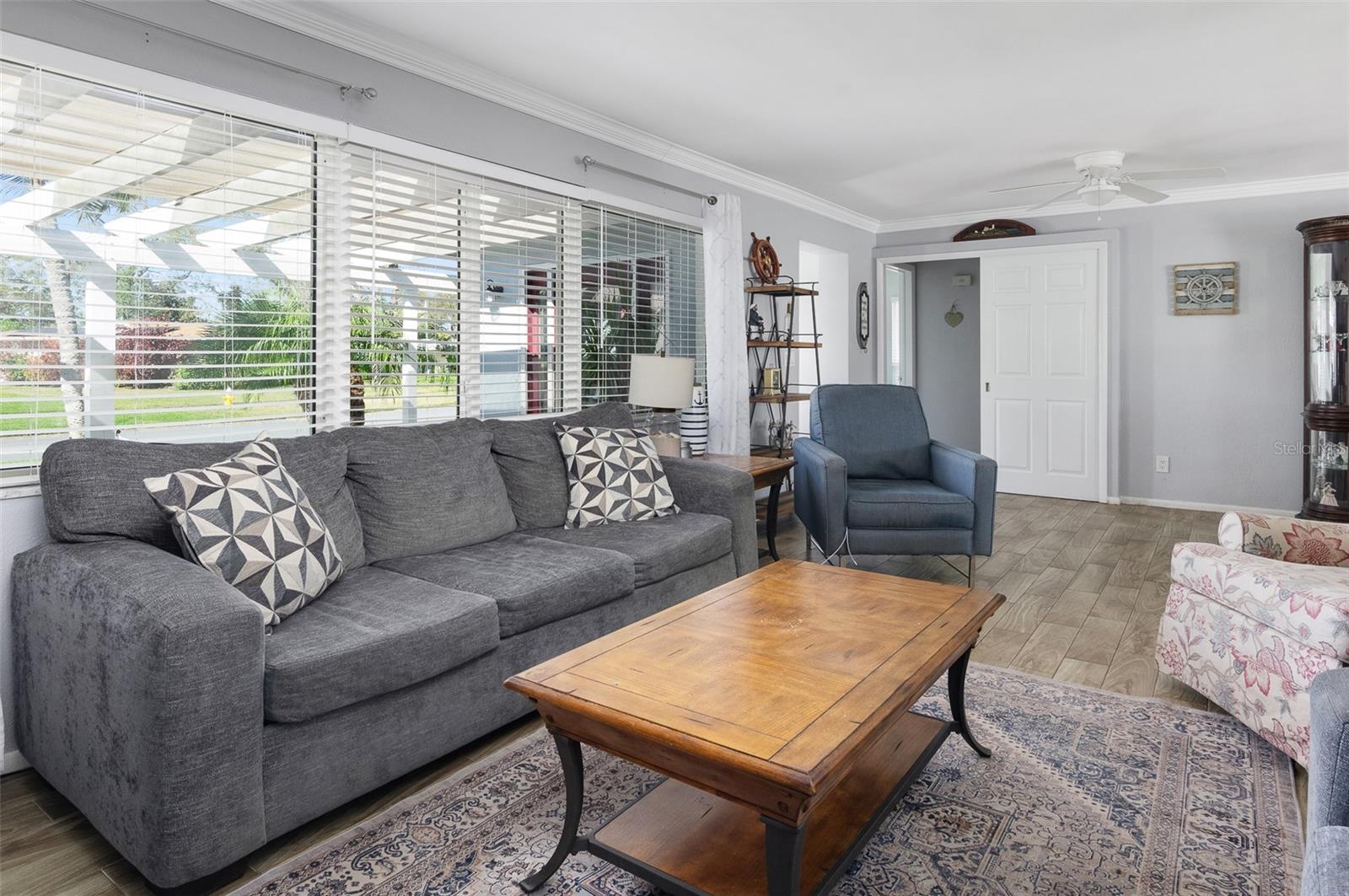 553 E LAKE DR, LARGO, FL, 33771