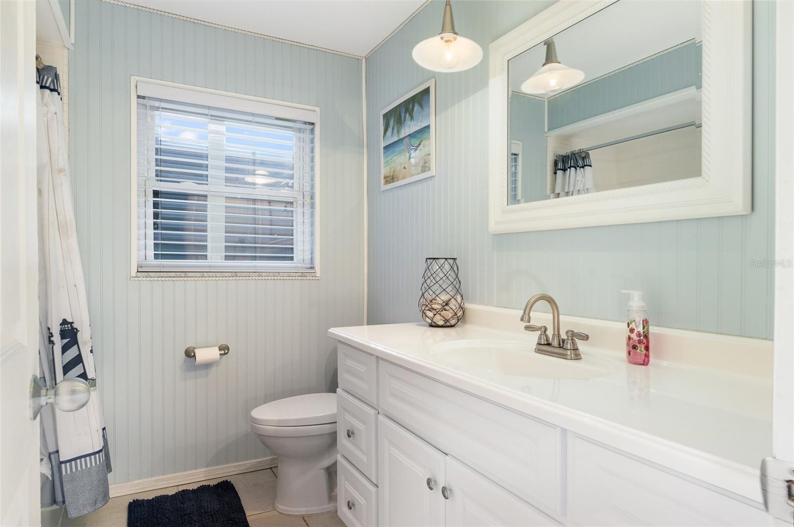 553 E LAKE DR, LARGO, FL, 33771