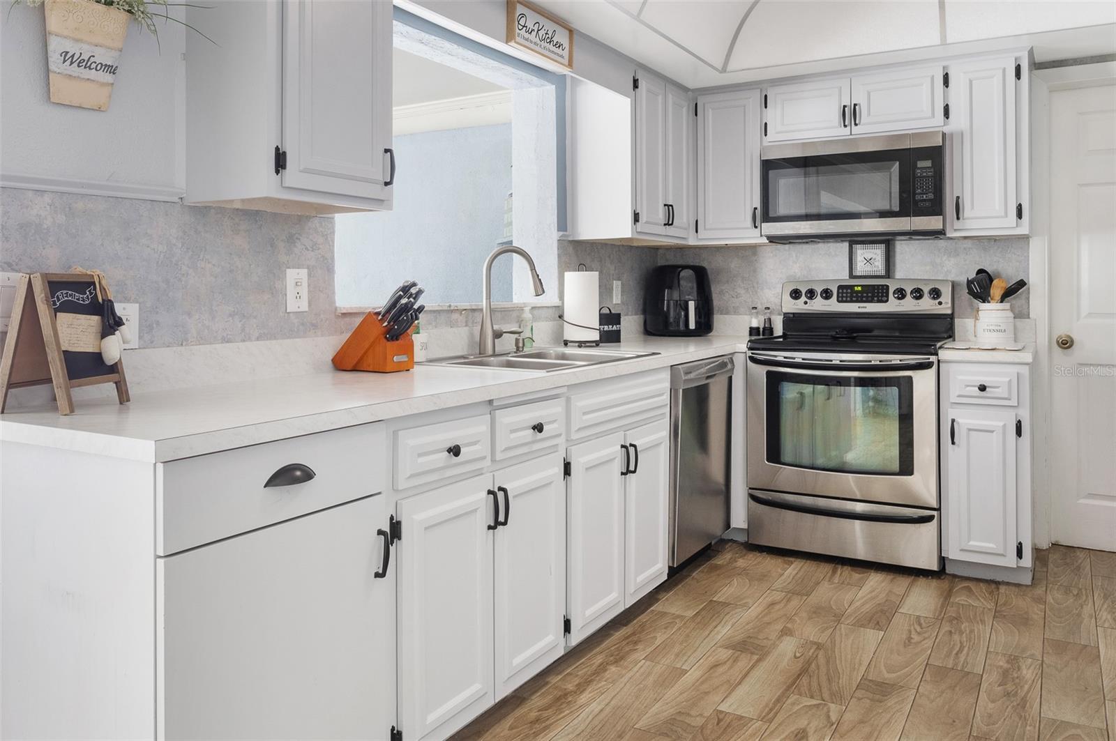 553 E LAKE DR, LARGO, FL, 33771