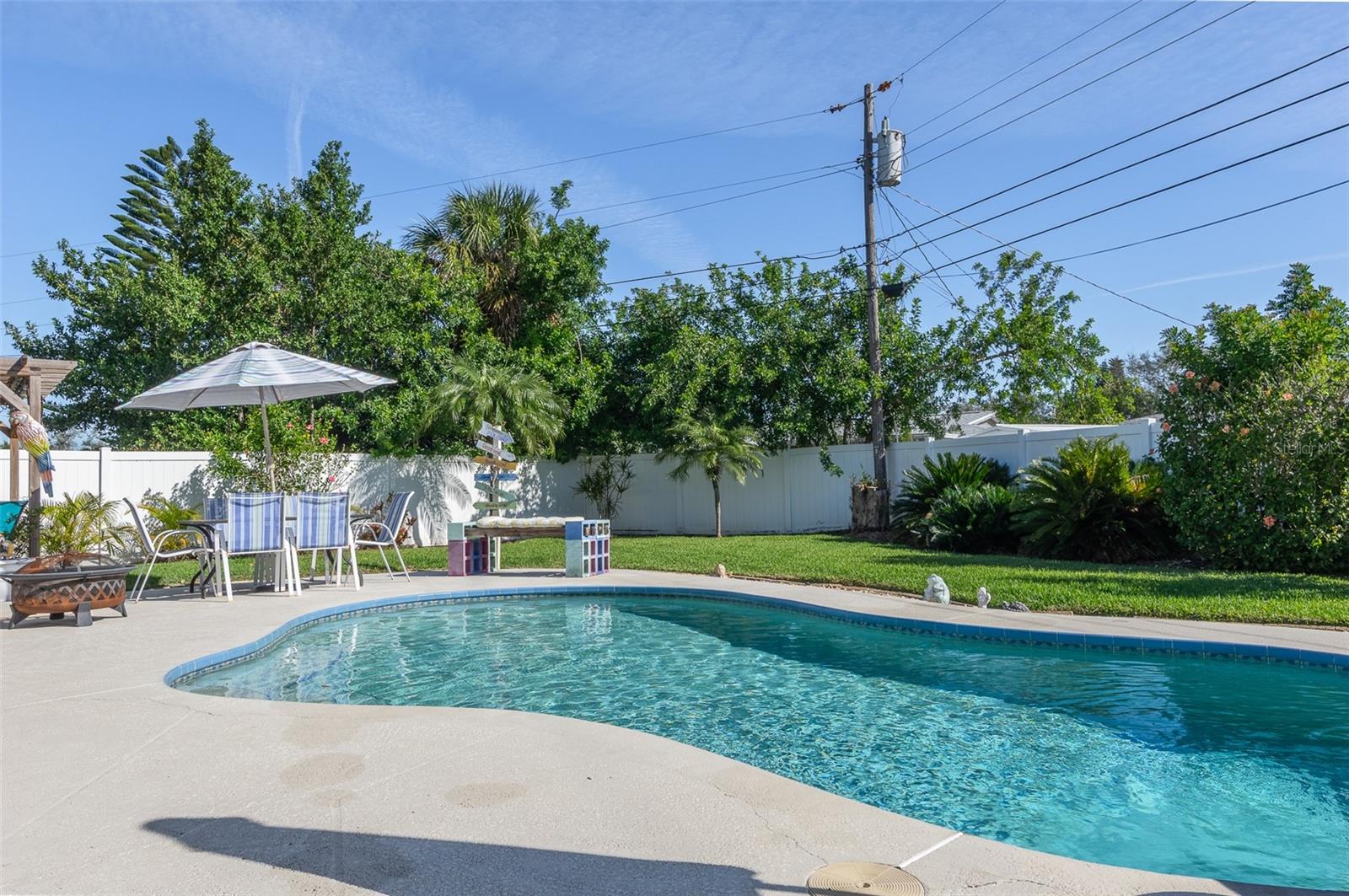 553 E LAKE DR, LARGO, FL, 33771