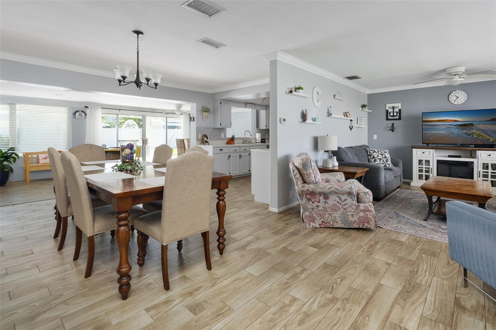 553 E LAKE DR, LARGO, FL, 33771
