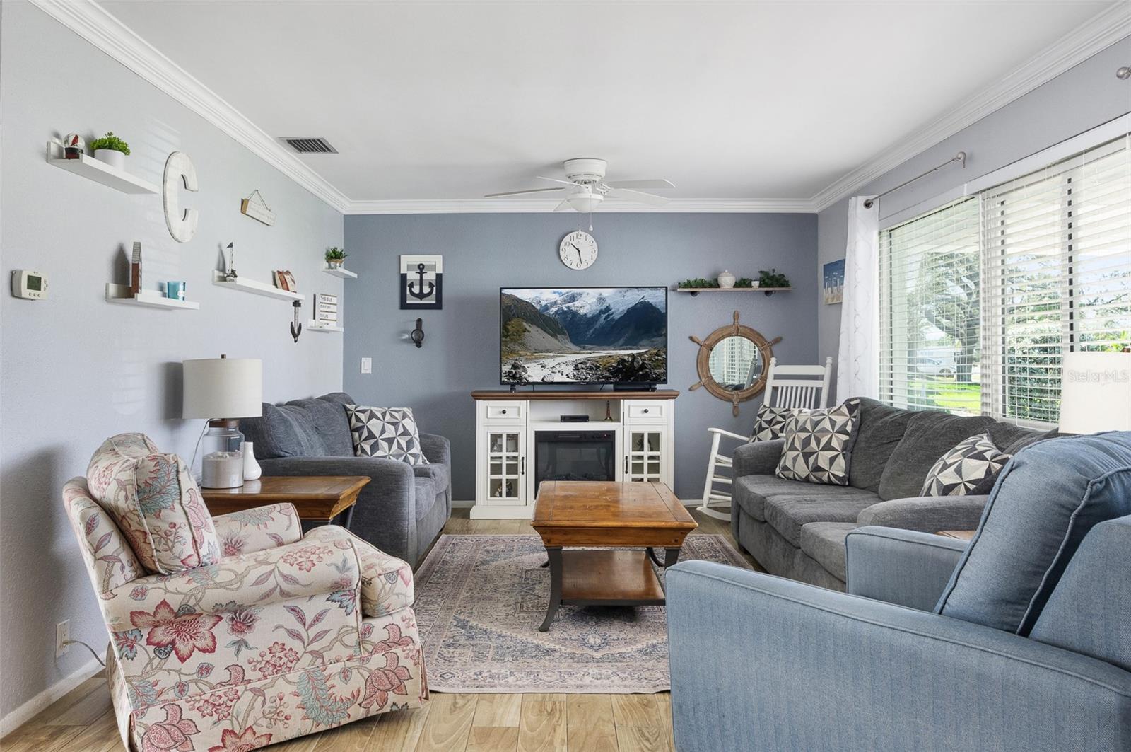 553 E LAKE DR, LARGO, FL, 33771