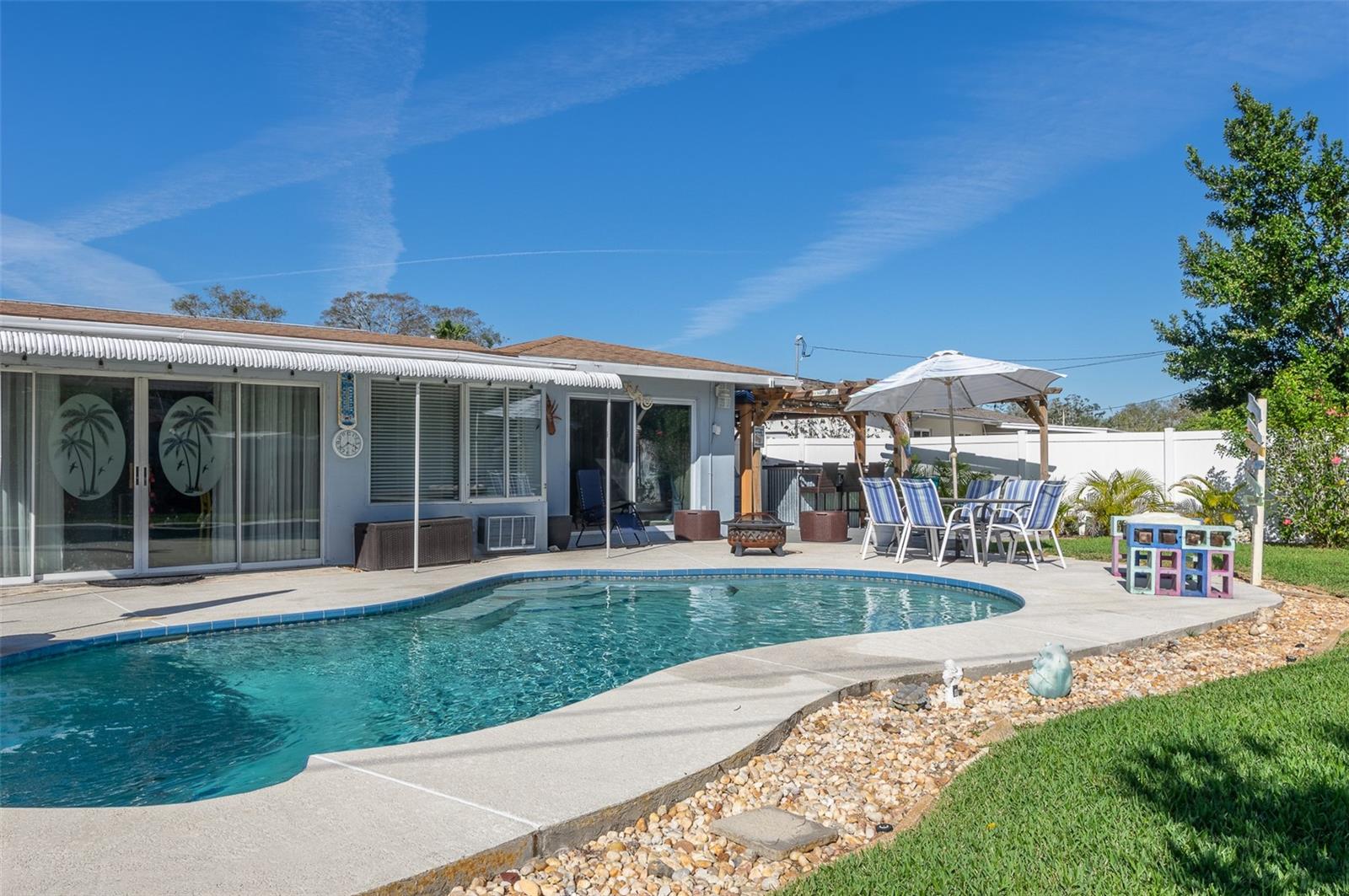 553 E LAKE DR, LARGO, FL, 33771